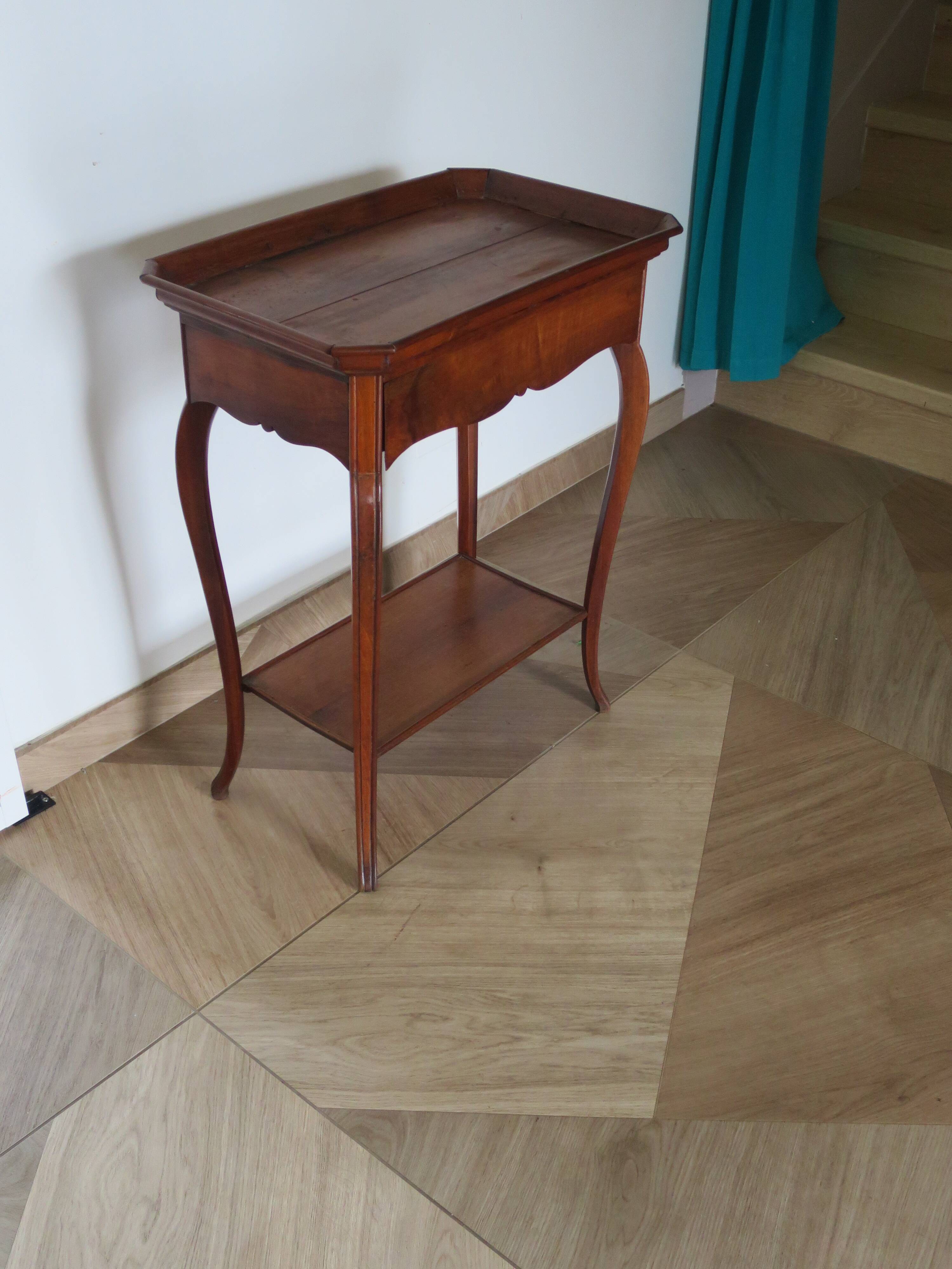 Side table – End table – Mahogany – Raised edge top – 1 drawer