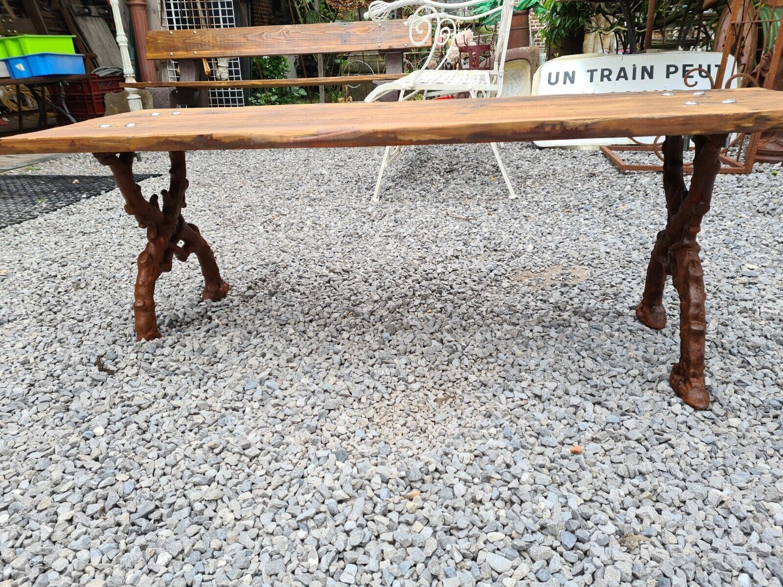 Garden bench in cast iron and wood