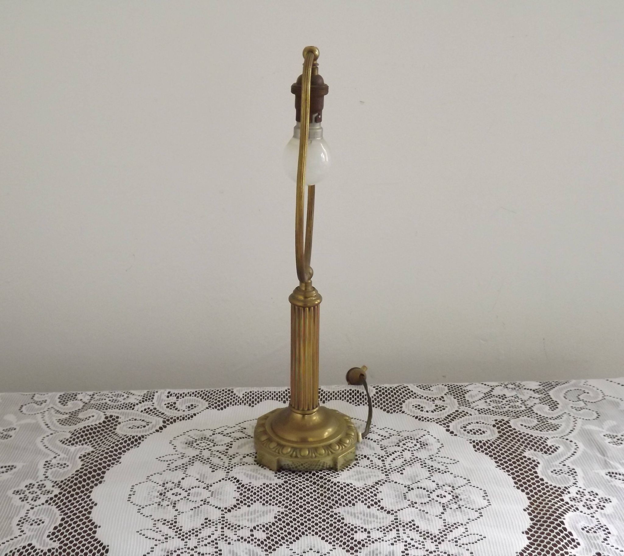 Lampe de table en laiton français vintage de style traditionnel avec base ronde.