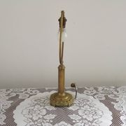 Lampe de table en laiton français vintage de style traditionnel avec base ronde.