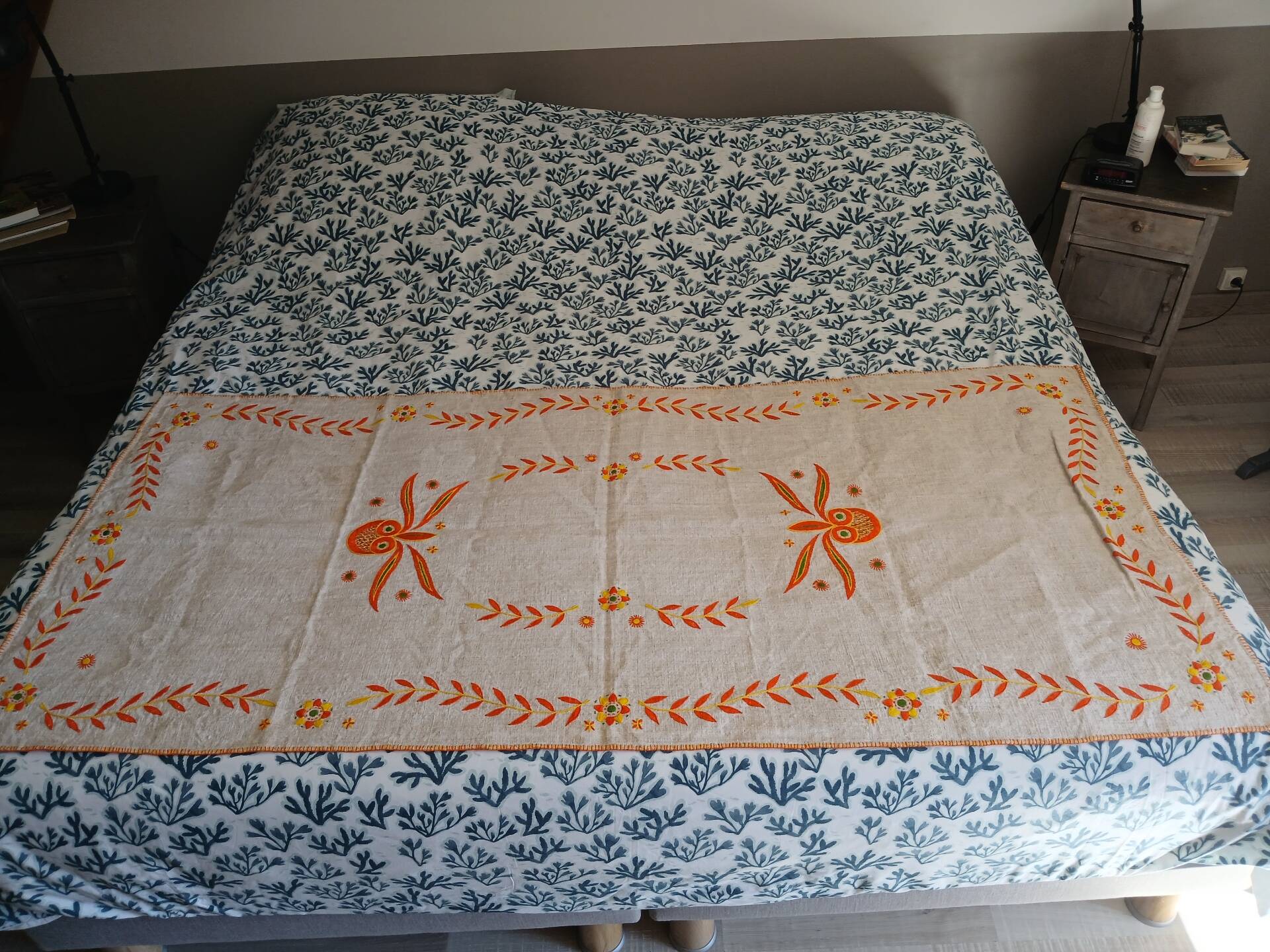 Chemin de table vintage en toile épaisse brodée 