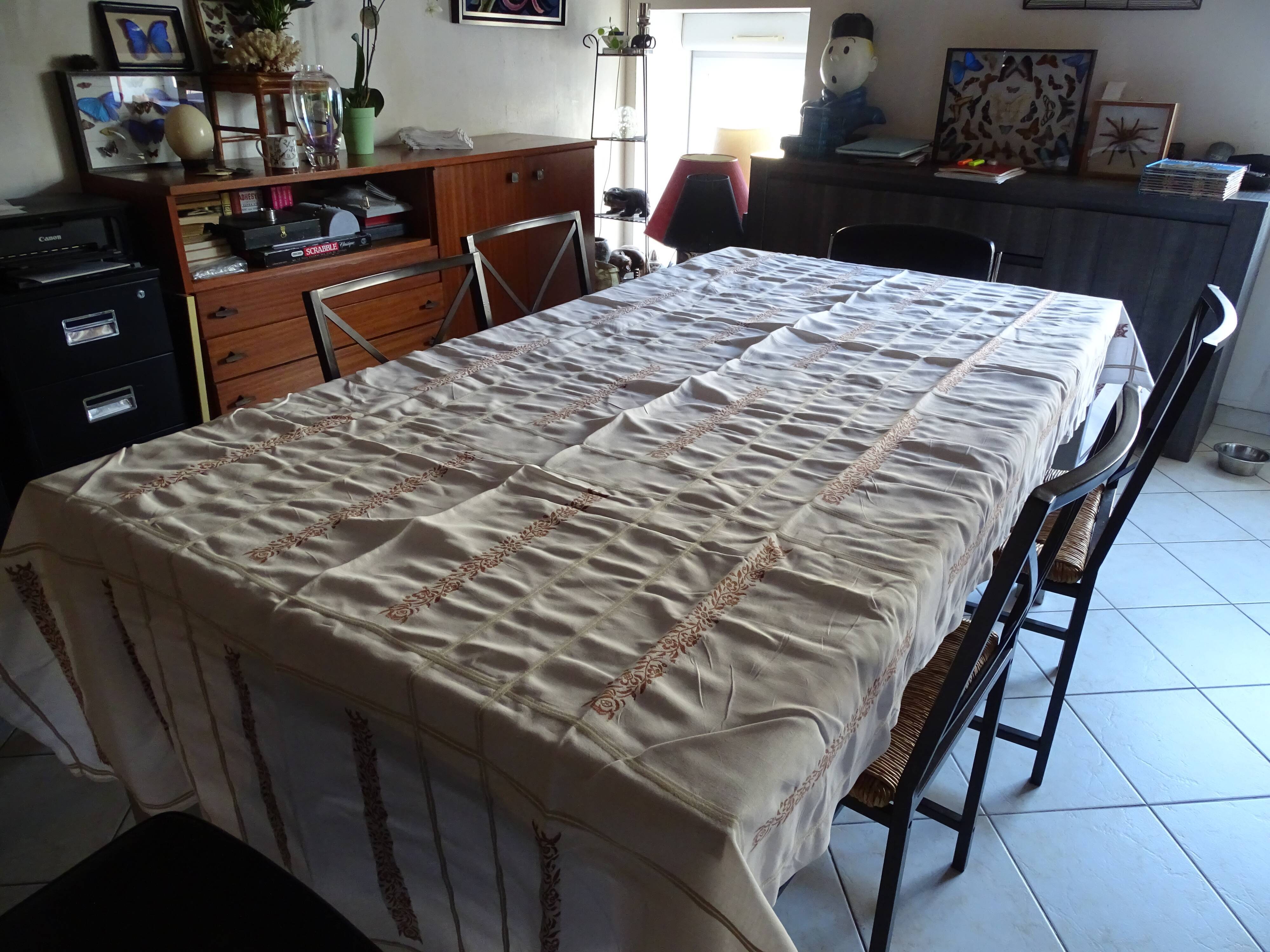 Tablecloth and 10 napkins with bedding