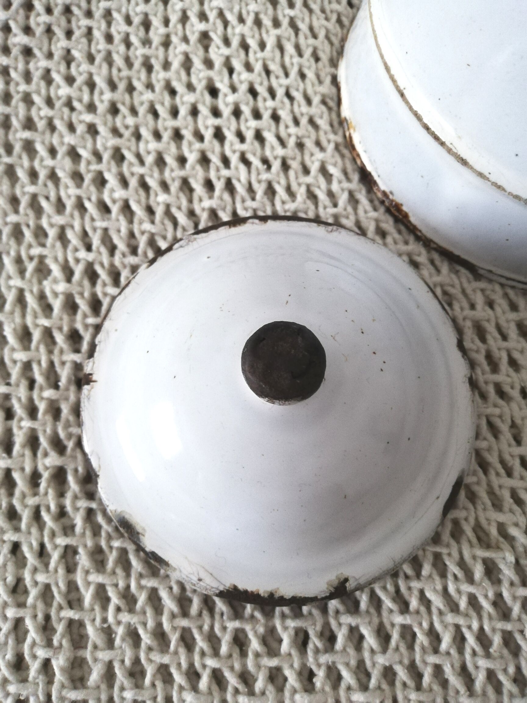 Ancienne cafetière en tôle émaillée