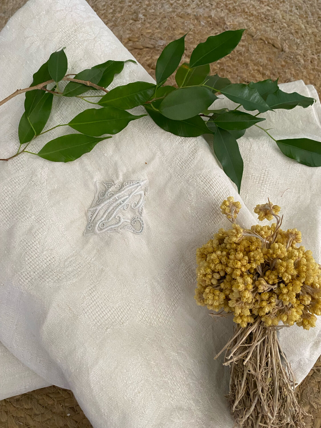 Floral damask cotton tablecloth with central monogram AC.