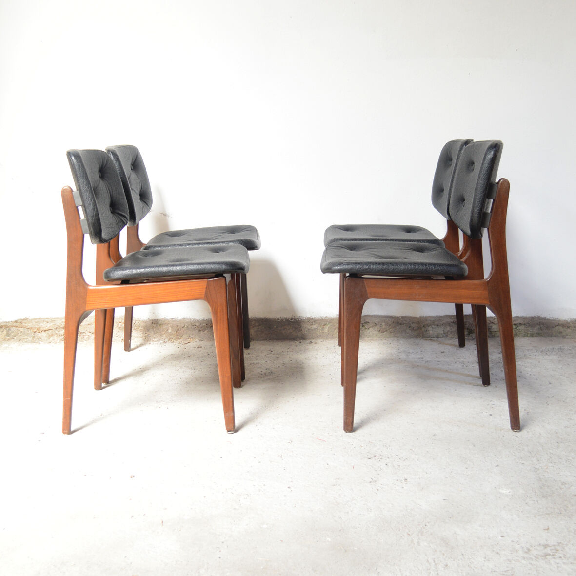 Série de 4 chaises scandinaves en skaï