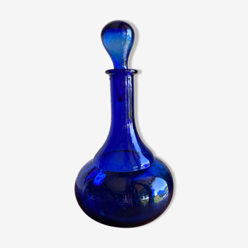 Ancienne carafe en verre bleu cobalt