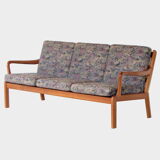 1960s Three seater Danish design sofa with wooden frame made of cherry