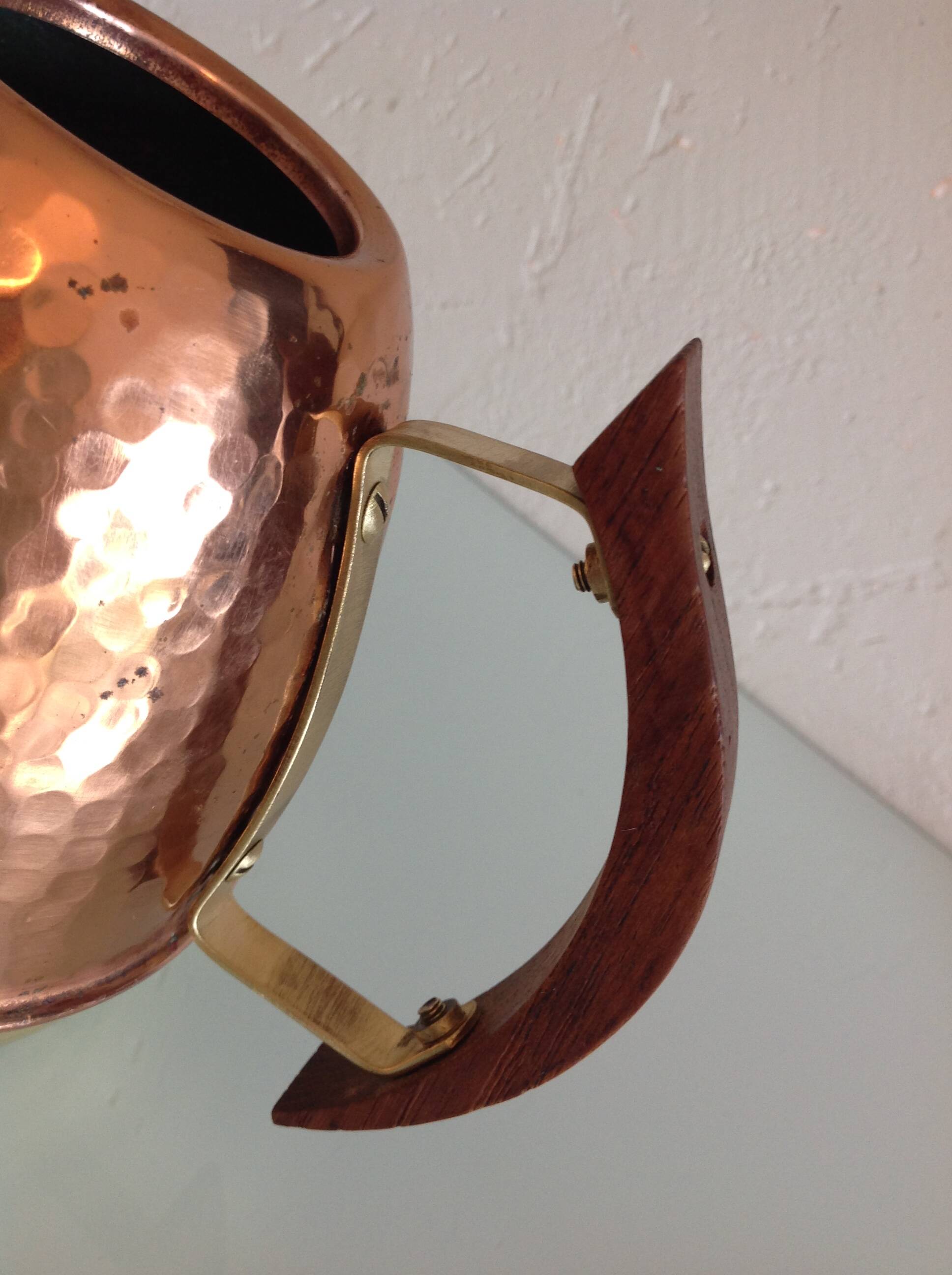 Watering can in hammered red copper and wooden handle/vintage 60s-70s
