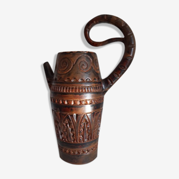 Zoomorphic pitcher with scarified decoration by Huguette Bessone