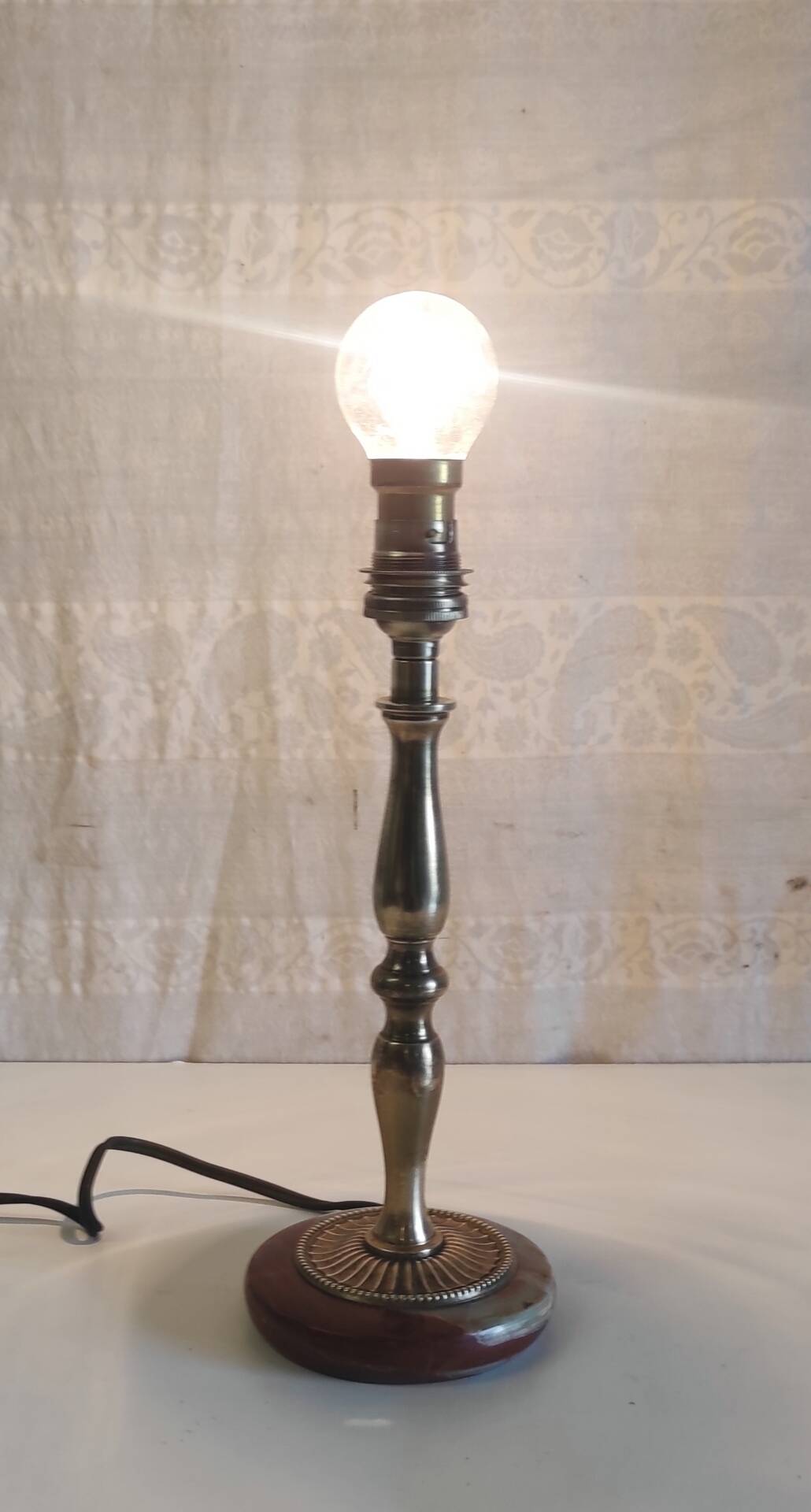 Table lamp base in brass, neo-classical style - mid 20th century.