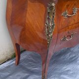 Commode galbée style Louis XV marquèterie bois de rose ornements  en bronze L 118 cm