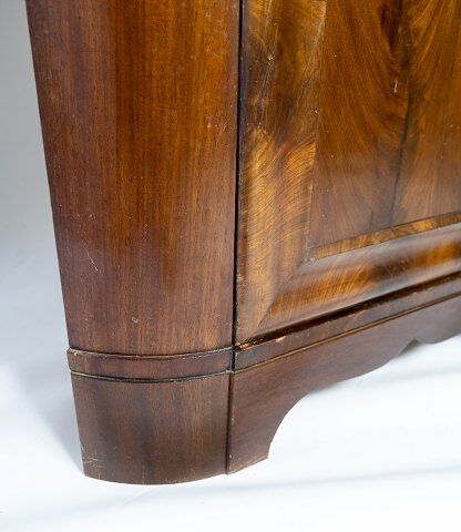 Antique late empire corner cabinet of mahogany and in great vintage condition from the 1840s.