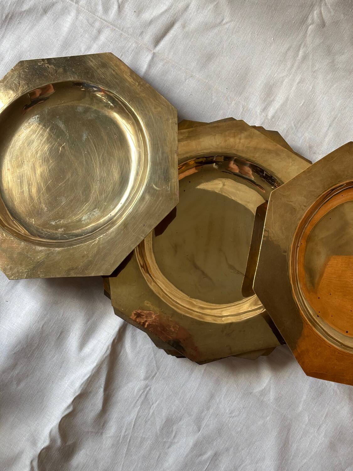 Set de 8 assiettes en métal doré vintage