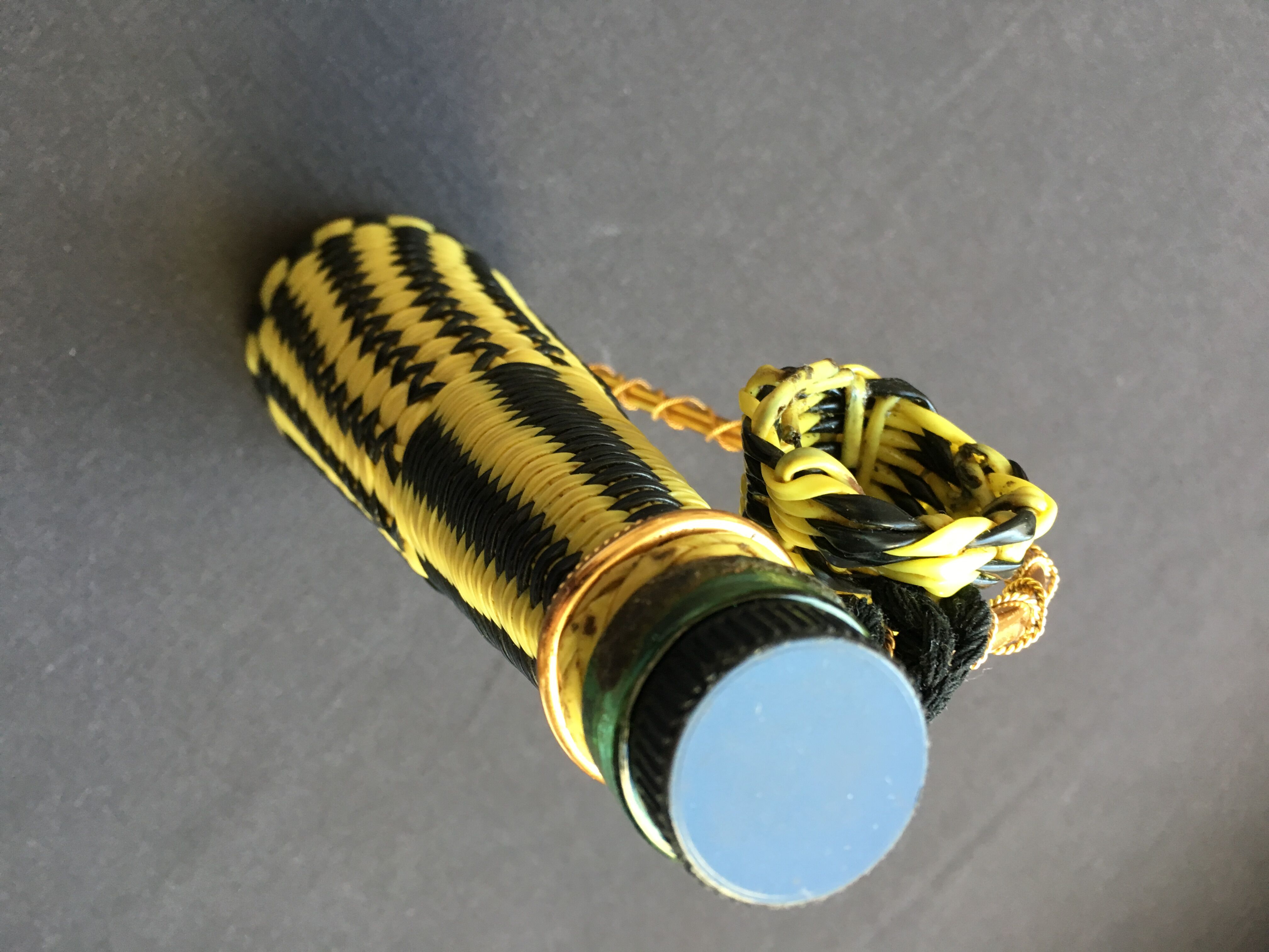 Scoubidou yellow bottle