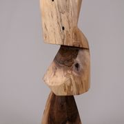 Table d’appoint sculpturale en bois massif, design contemporain original, logniture