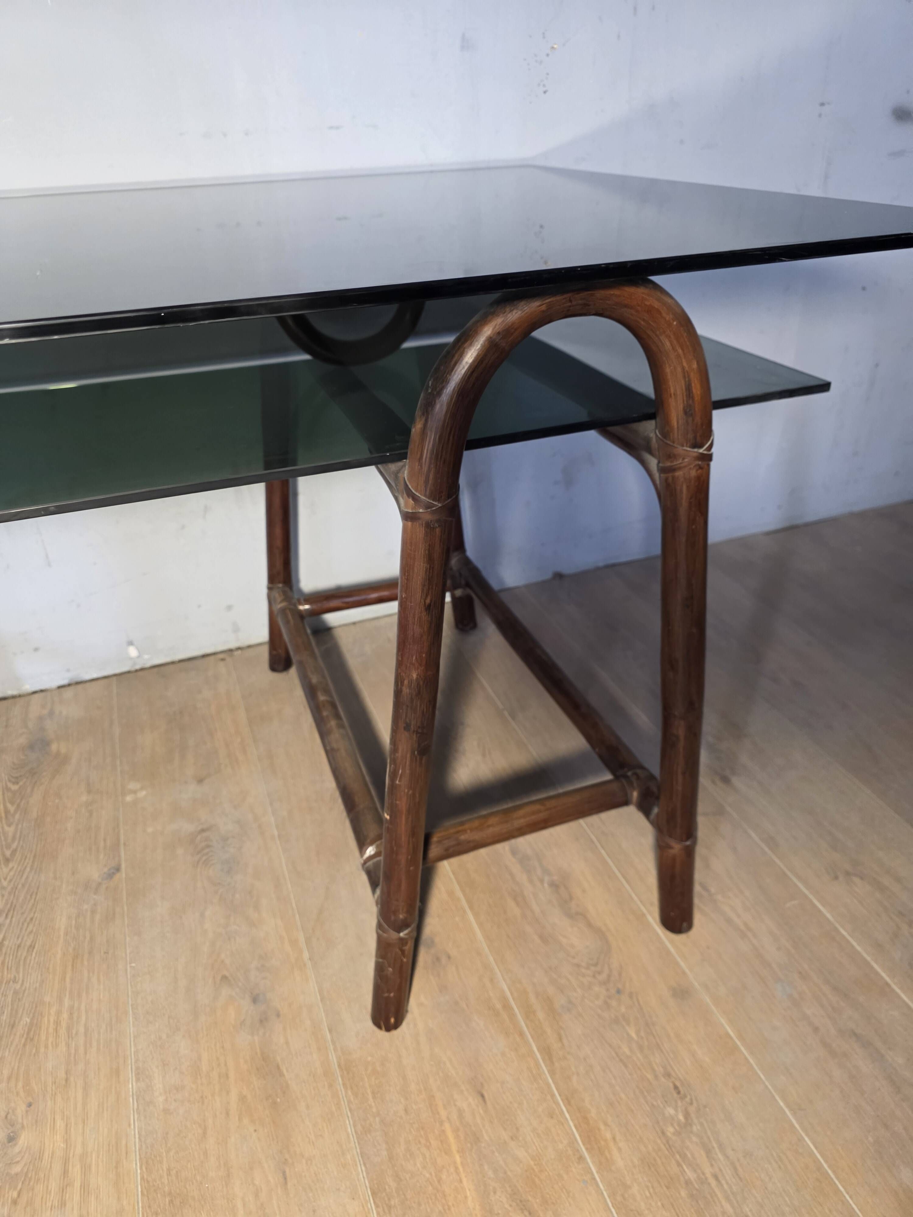 Bureau en rotin double plateau en verre fumé, années 70.