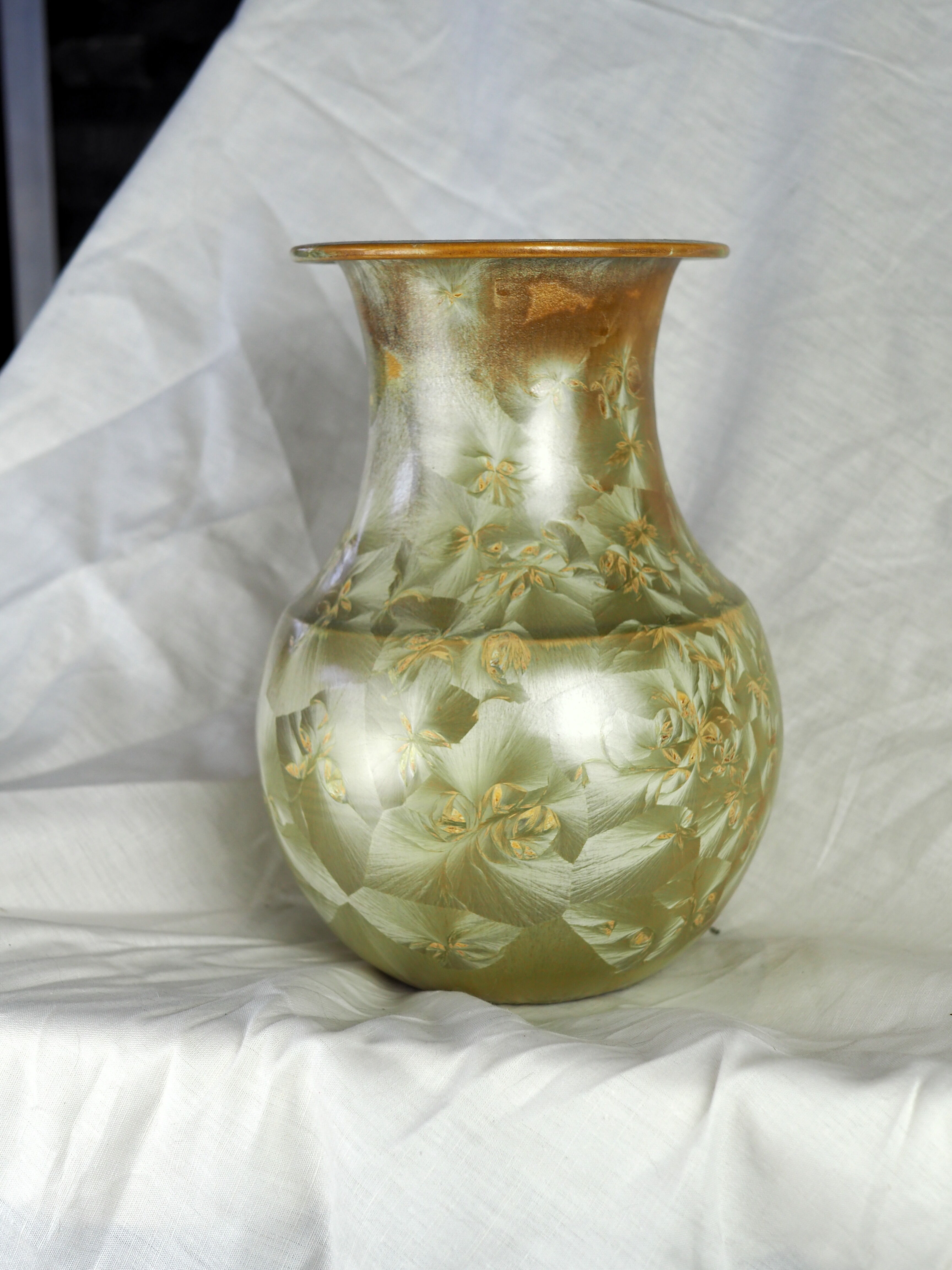 Vase with complete golden crystallization, high silhouette - Montgolfier - 80s