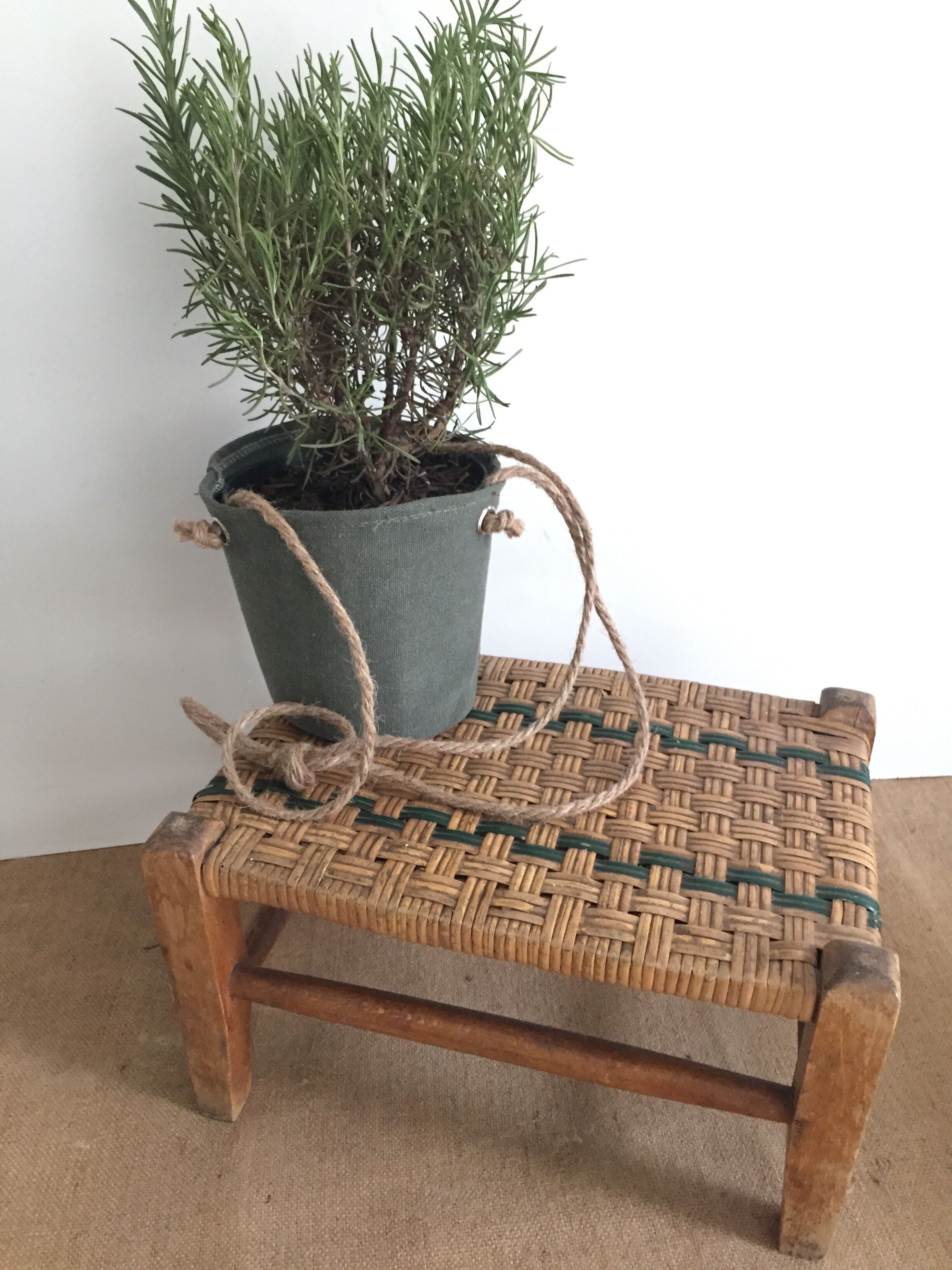Small bench straw braided