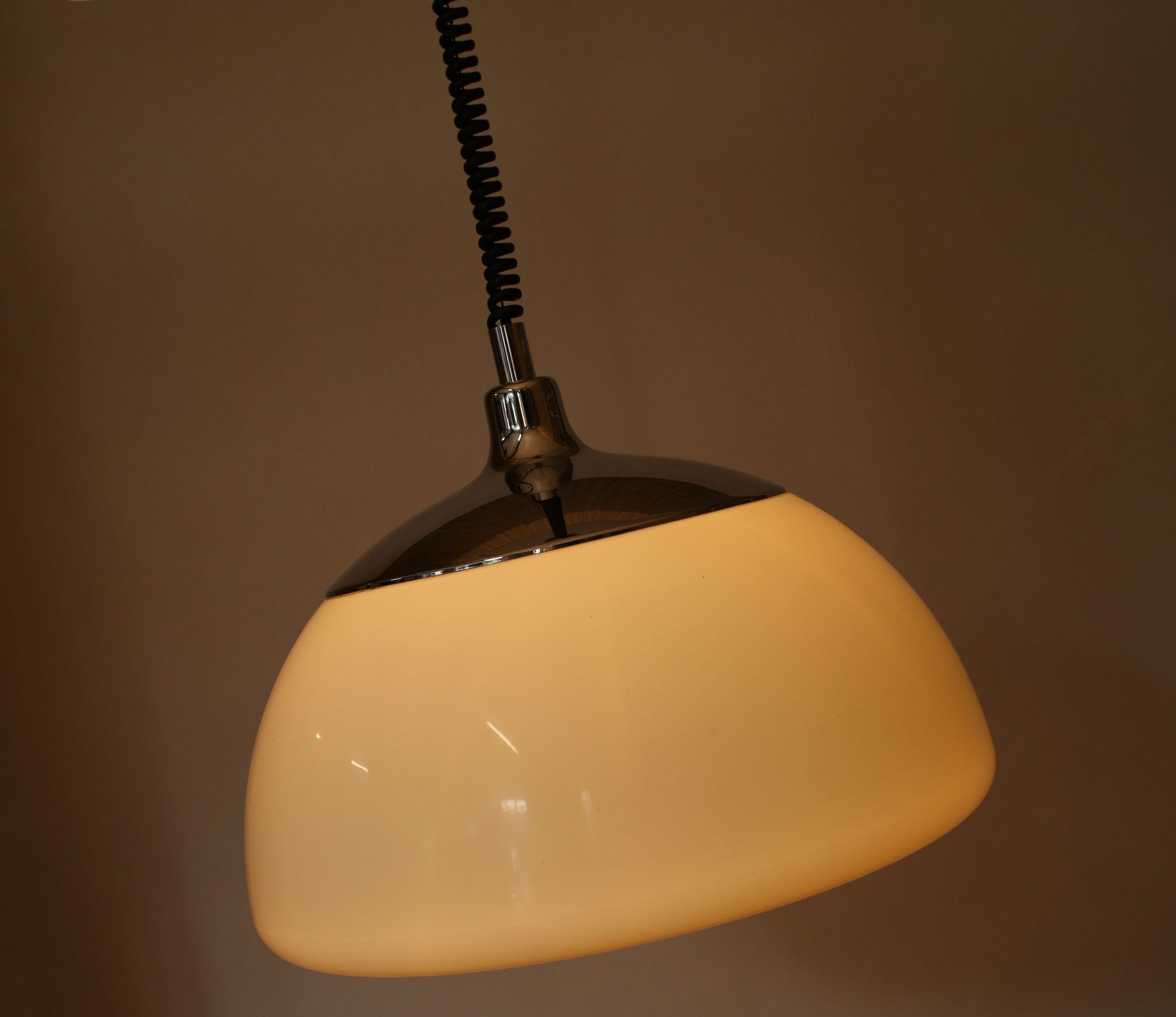 Suspension en plastique blanc et chrome 1970s