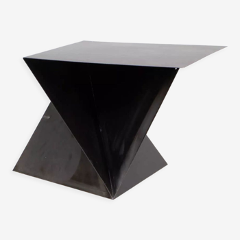 Table d’appoint au design postmoderne