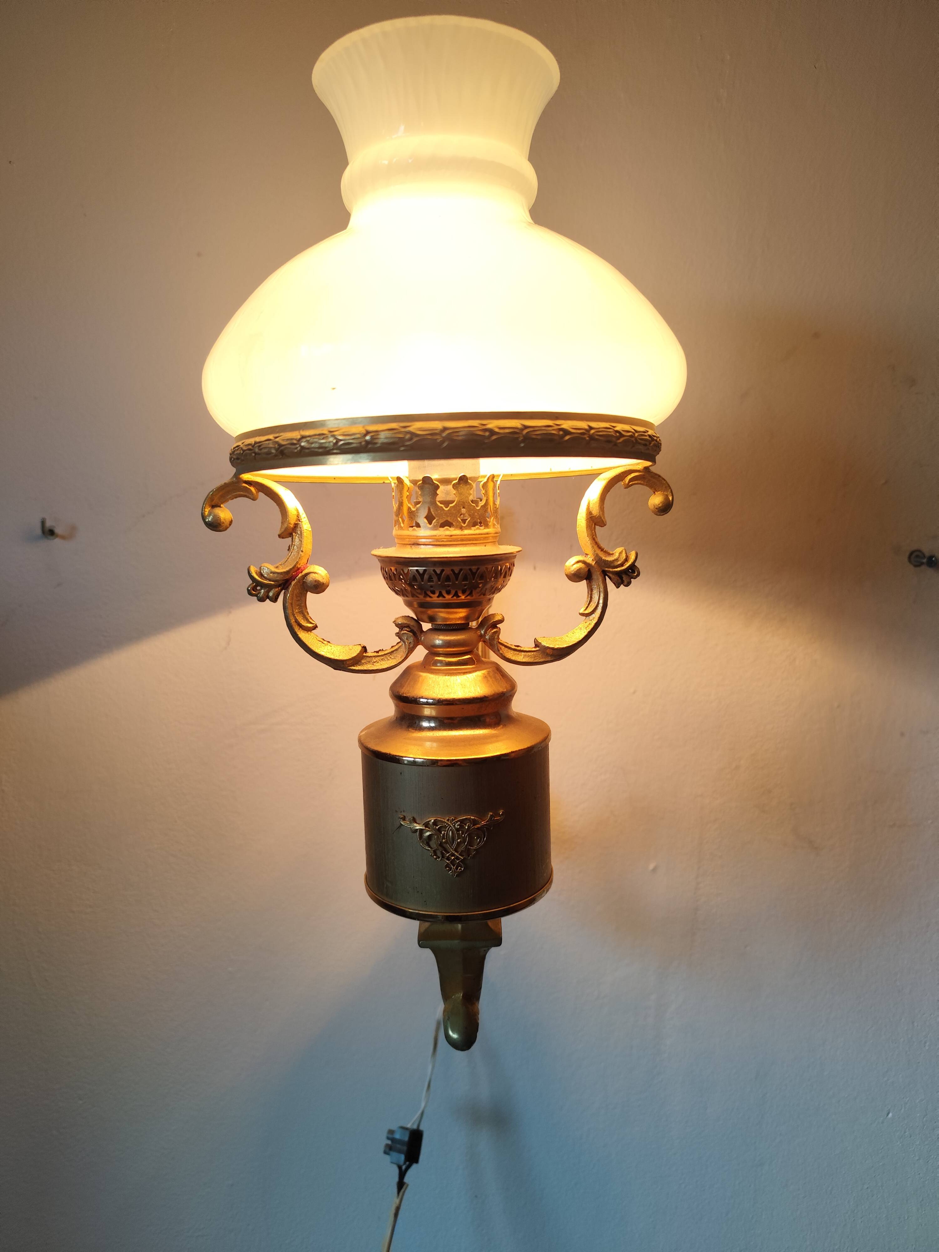 Wall lamp in brass and white opal.