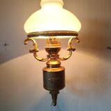 Wall lamp in brass and white opal.