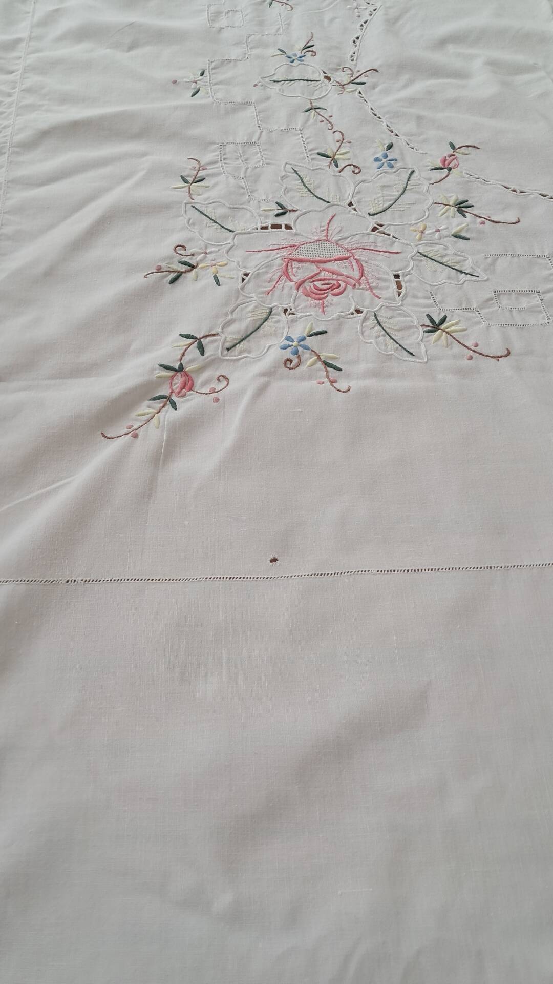 Antique hand-embroidered tablecloth with floral patterns and Richelieu cutwork – 160 x