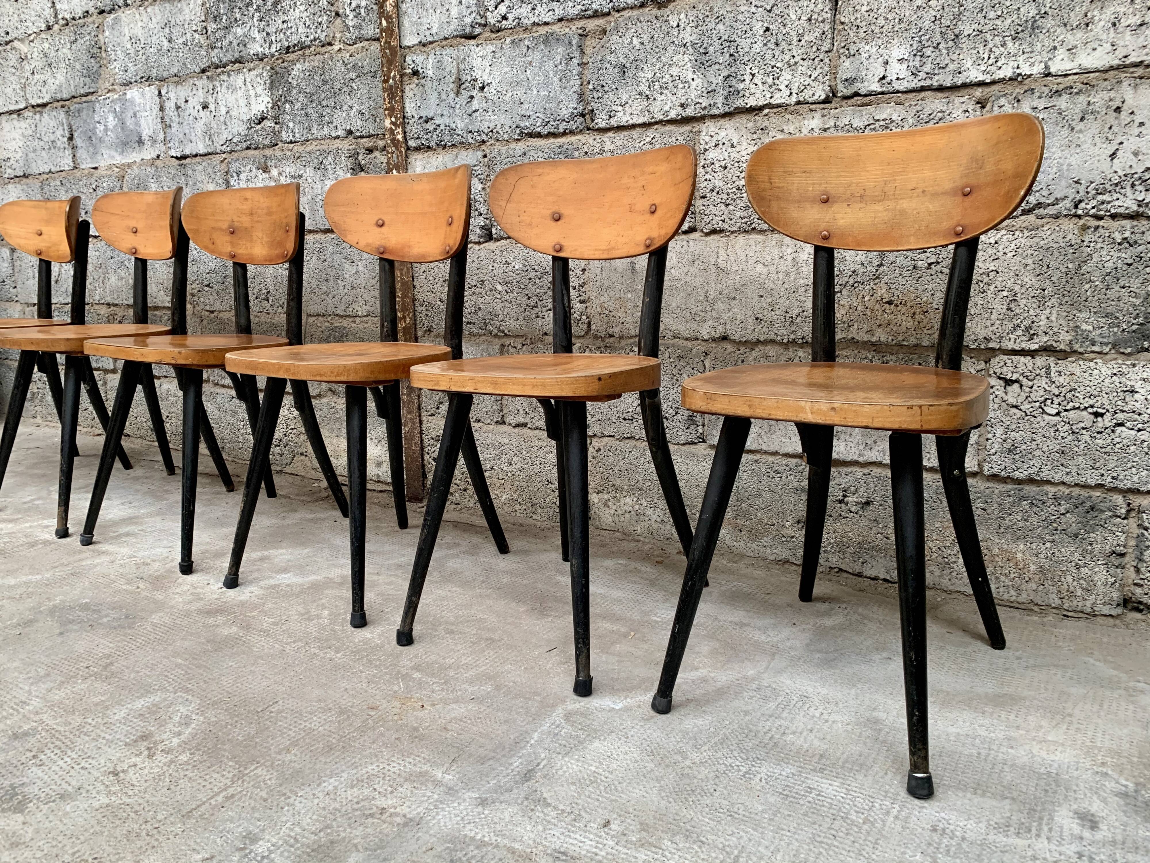 Série de 6 chaises bistrot estampillées Baumann