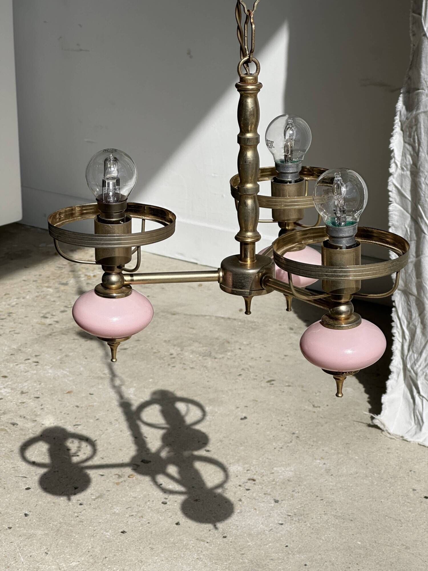 Petit lustre rose et doré à 3 bras de lumières