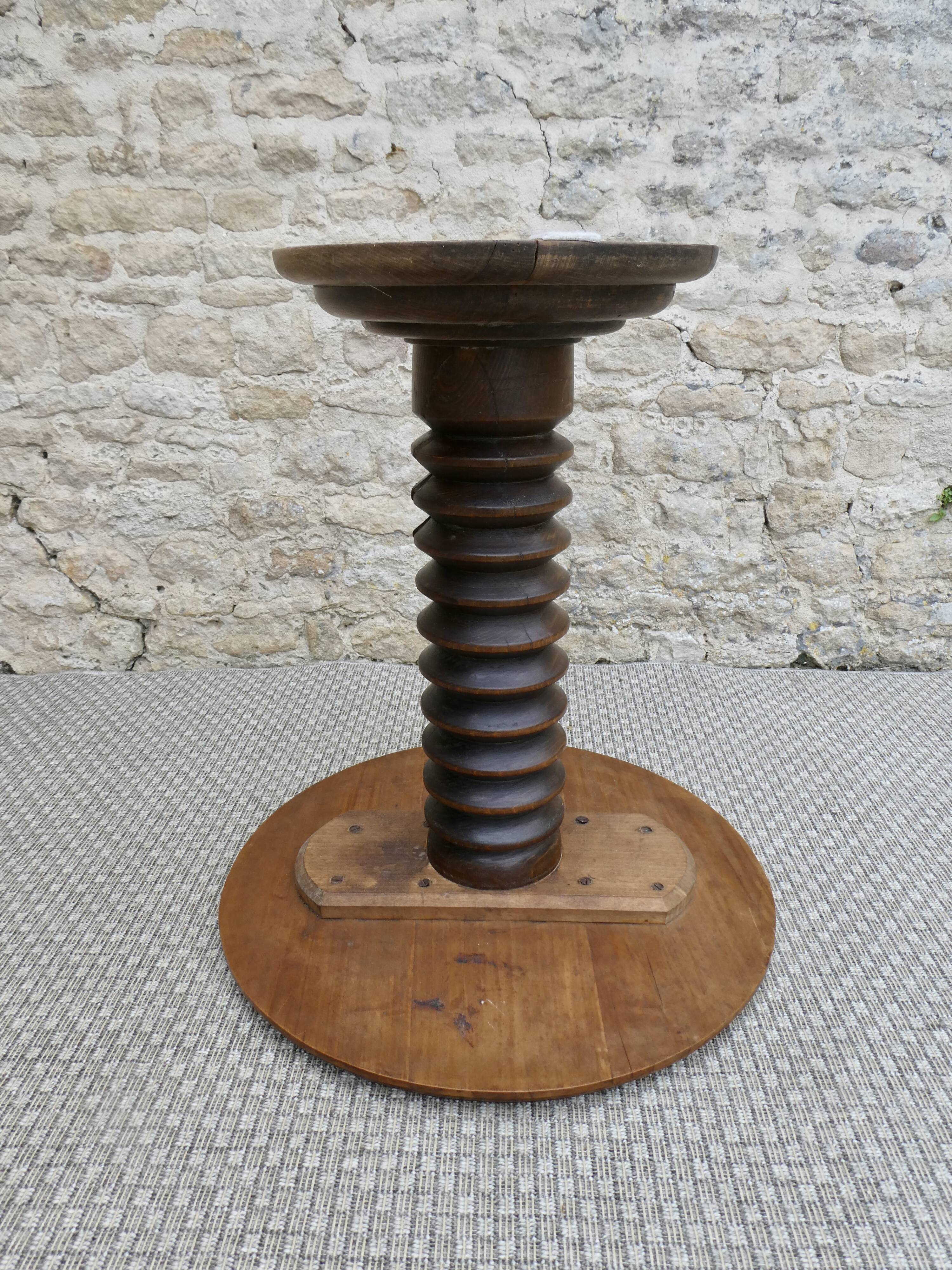 Pedestal table with press screw foot