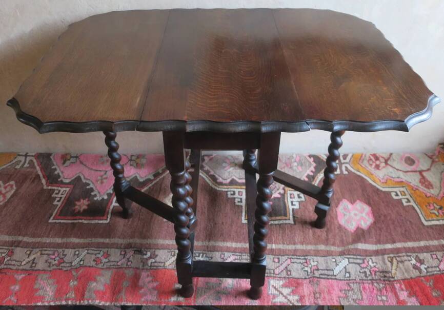 Antique farmhouse patinated extendable table in oak with carved edge, 1900