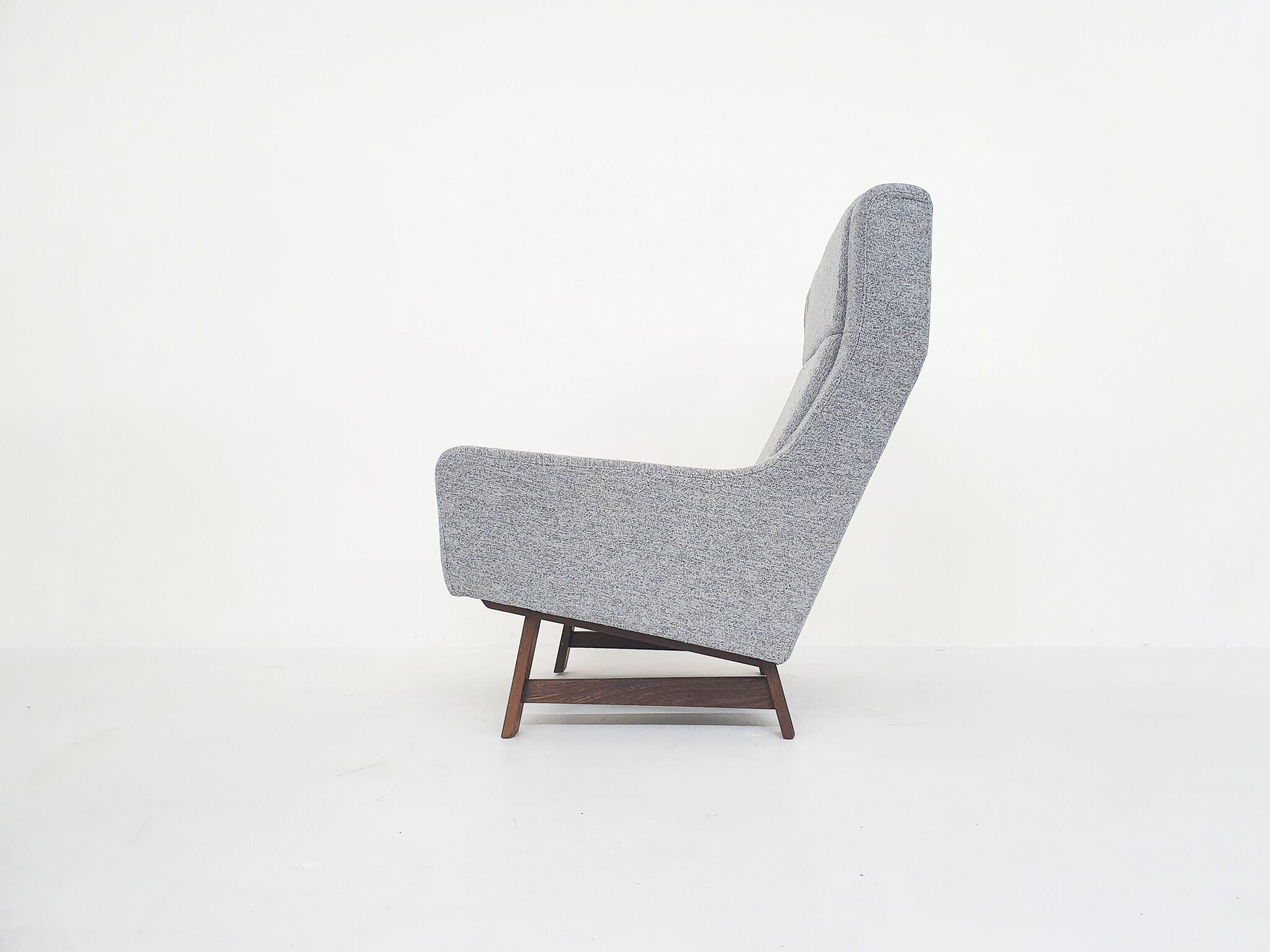 Set of two Dutch design lounge chairs with wenge feet