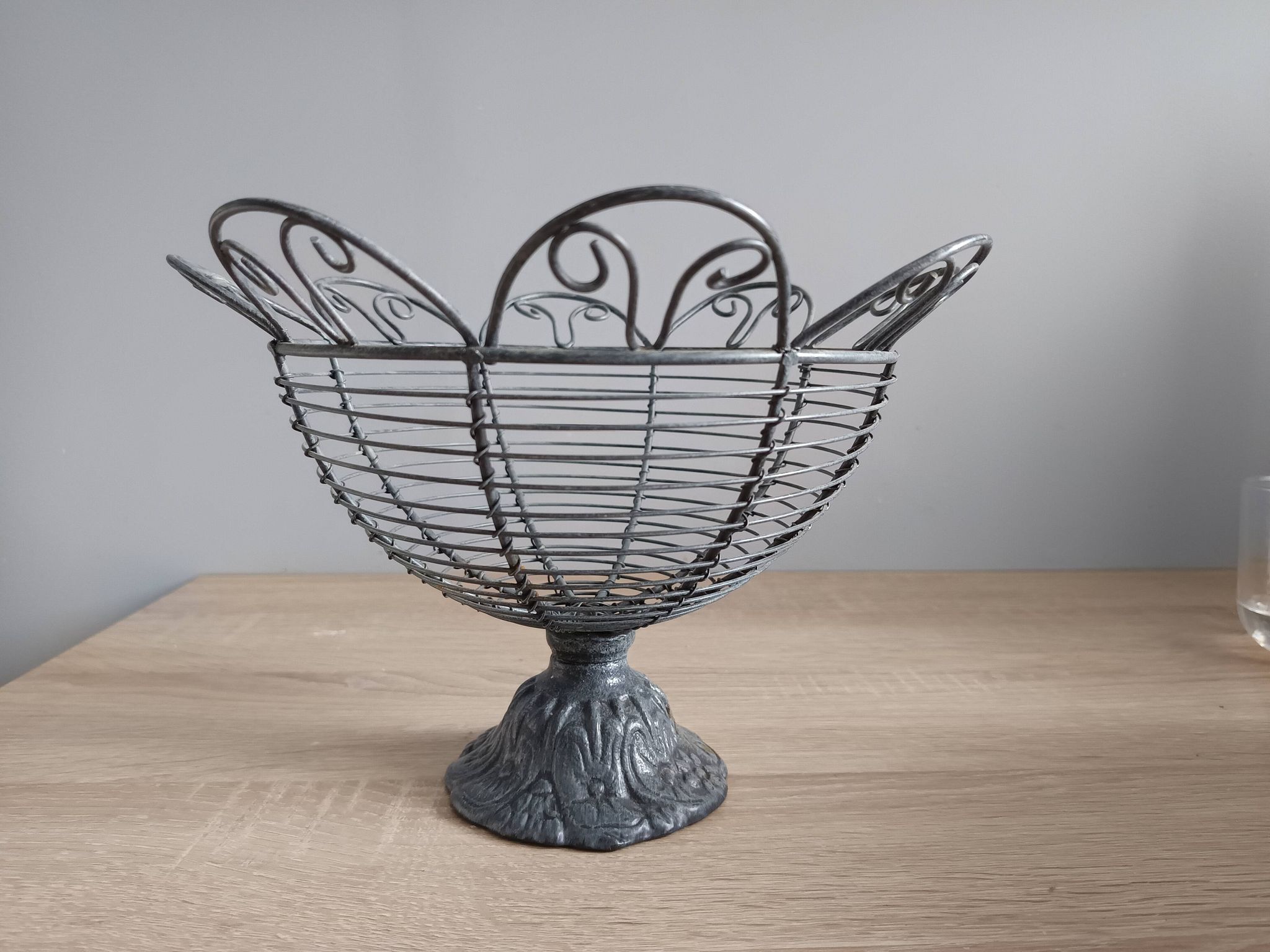 Metal fruit bowl