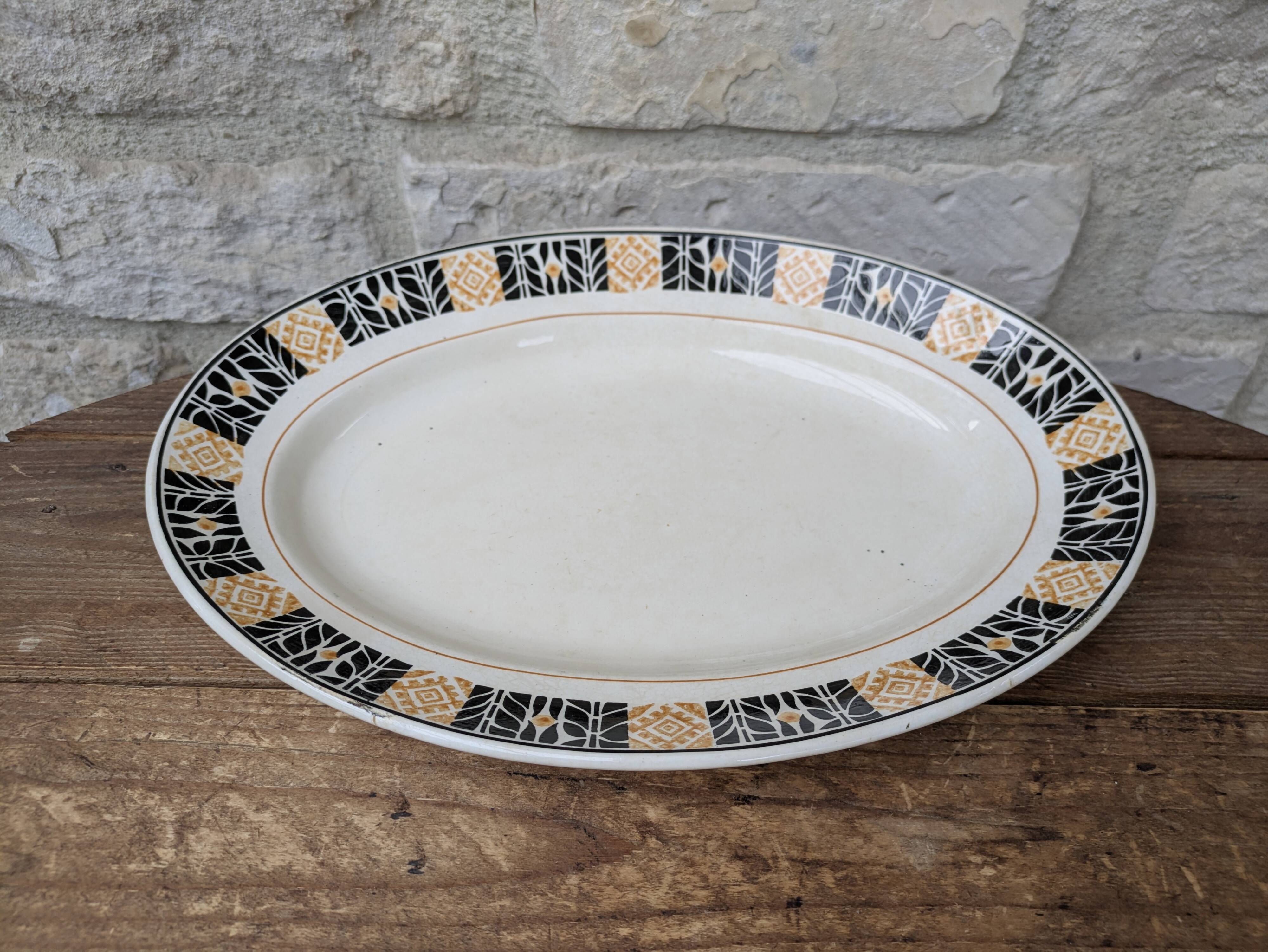 Plat de service Saint Amand modèle Trianon Terre de Fer contour géométrique