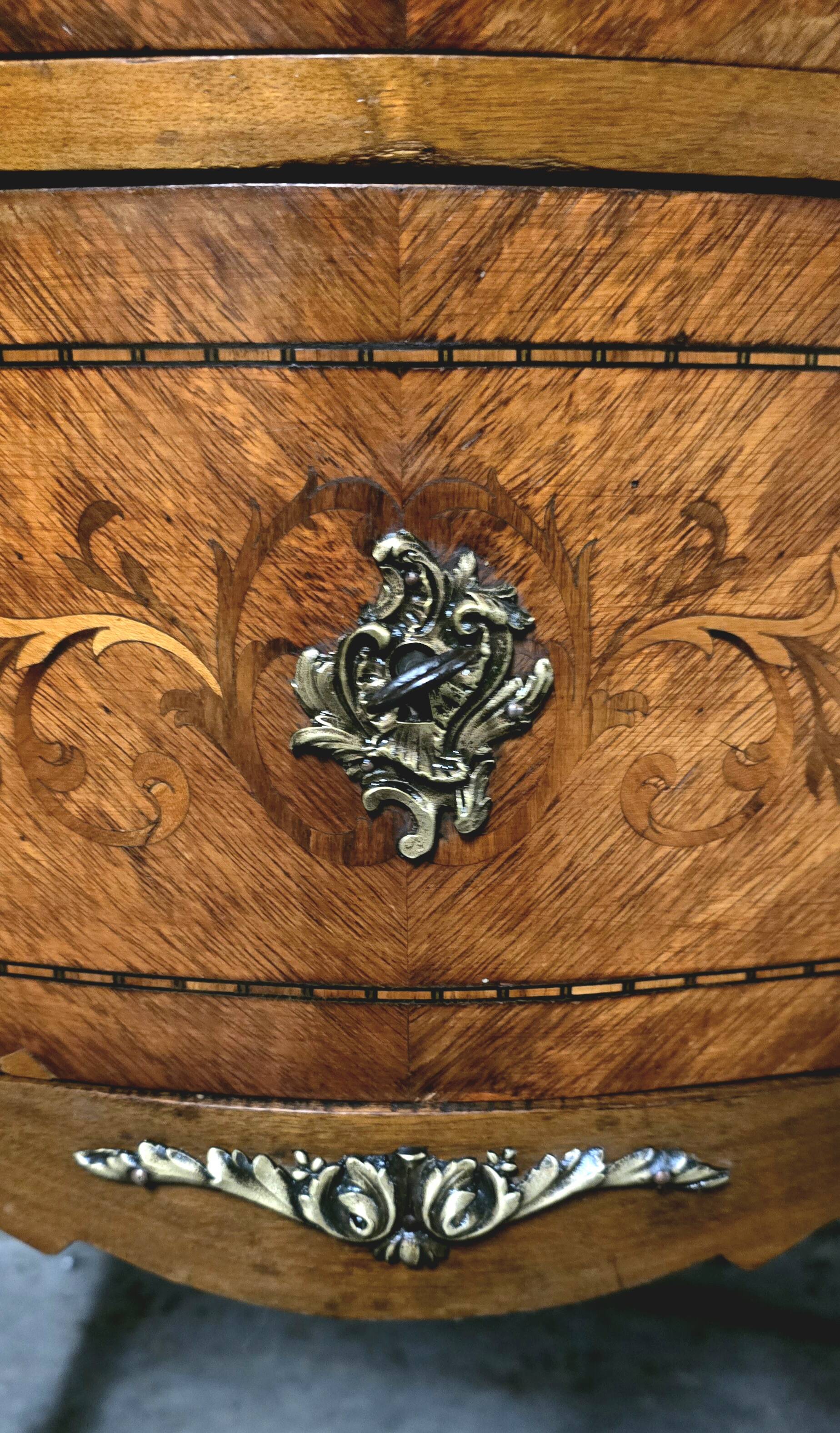 Louis XV style commode in rosewood marquetry, 20th century.