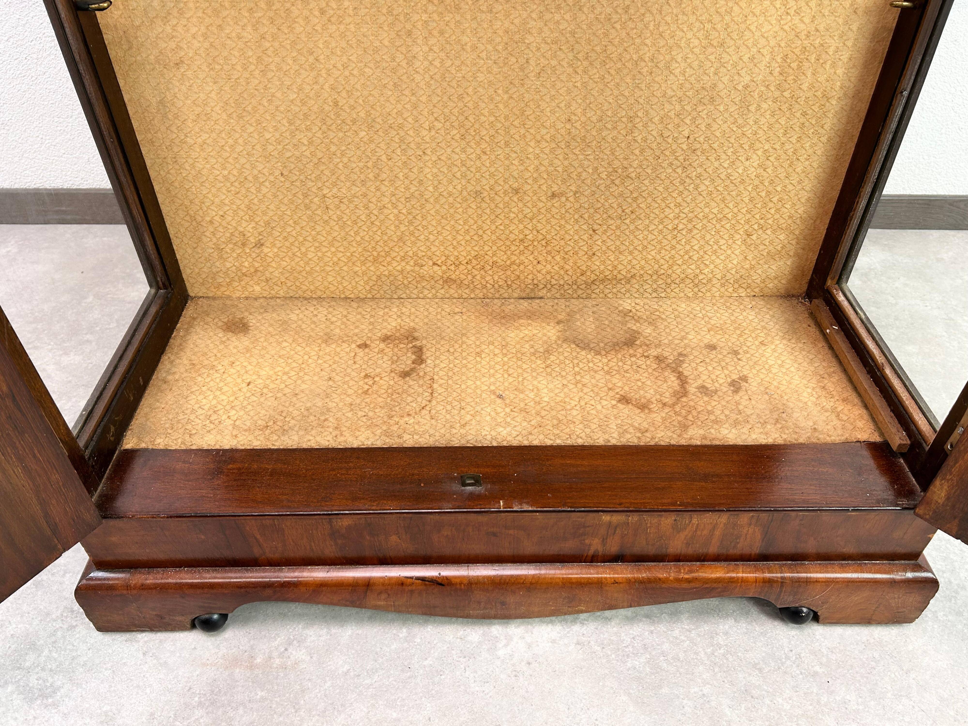 Petite vitrine art déco en noyer