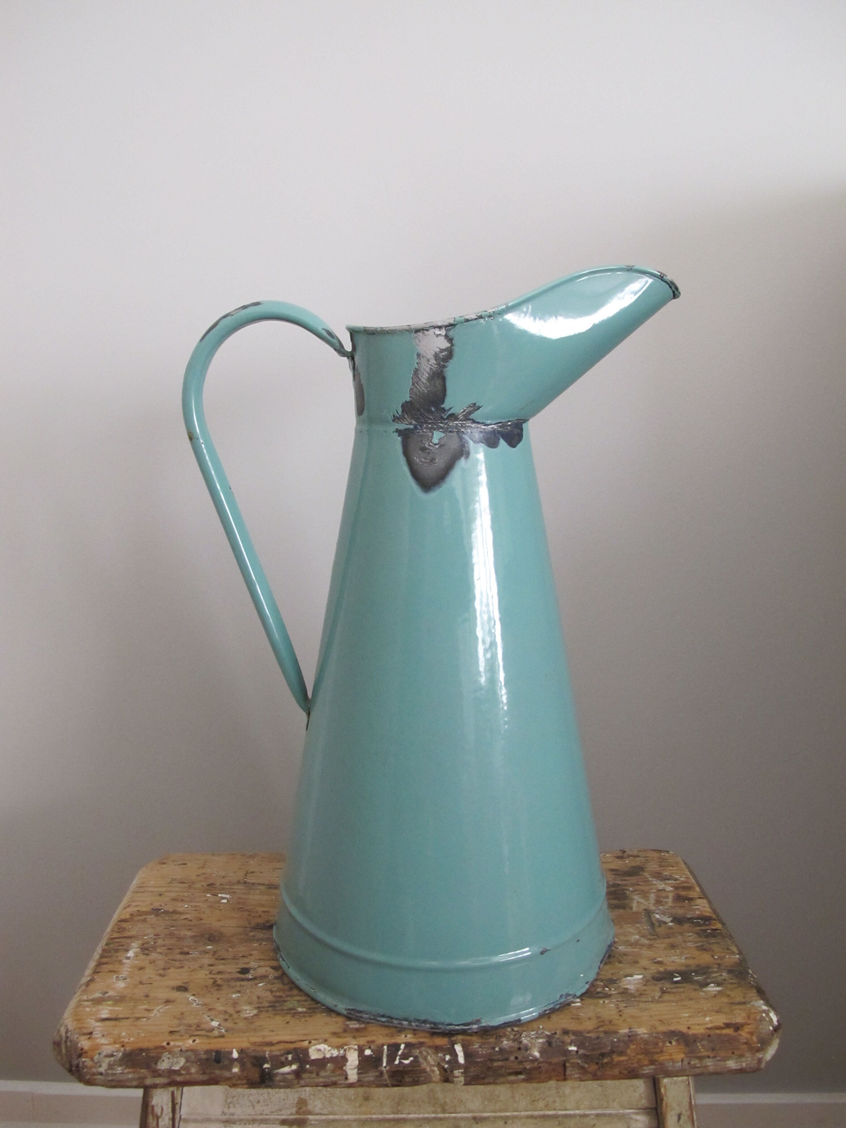 Grand broc in metal emaillé