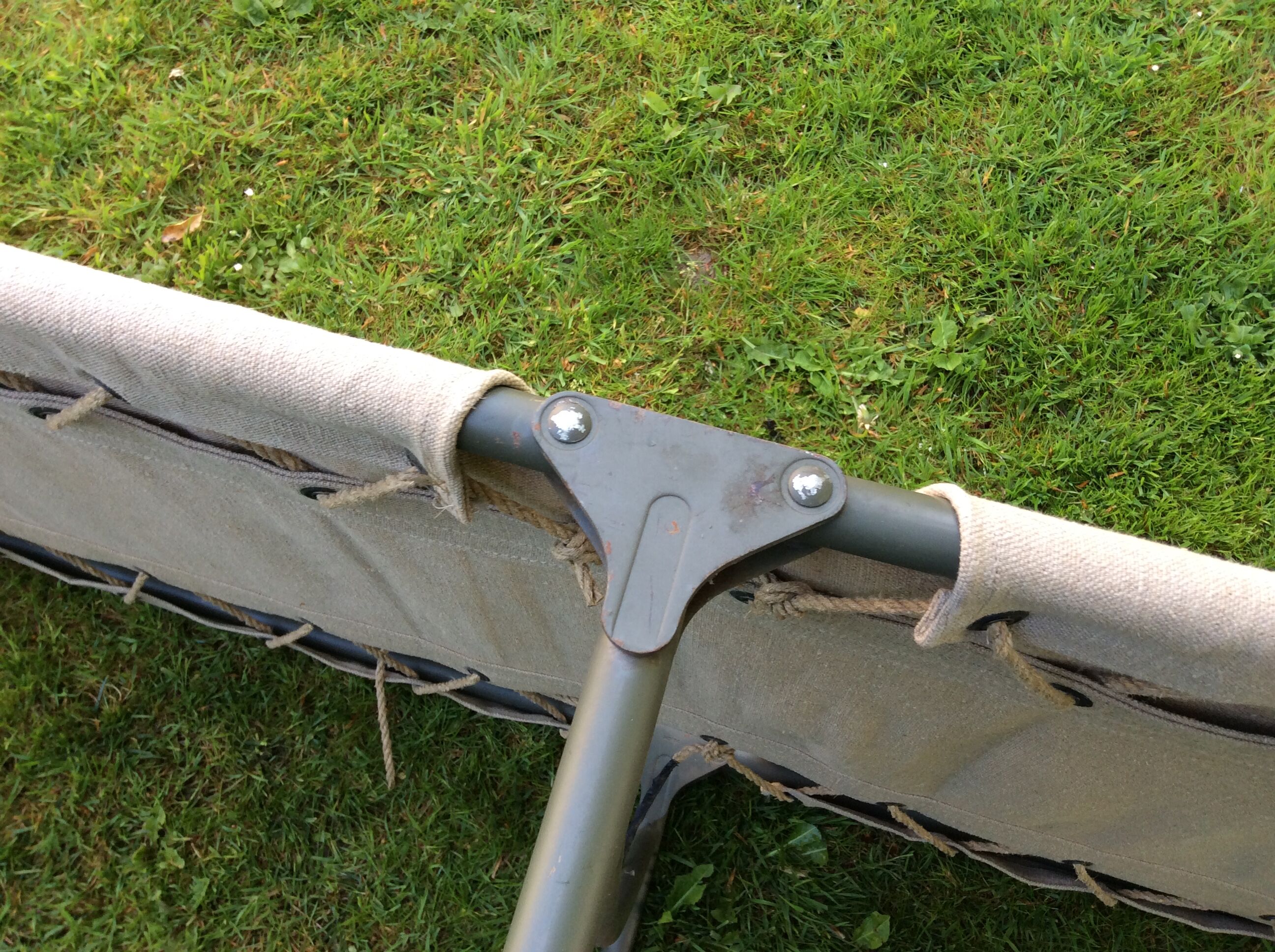 Lit de camp militaire