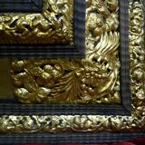 Miroir à fronton décor en laiton repoussé de style Louis XIV