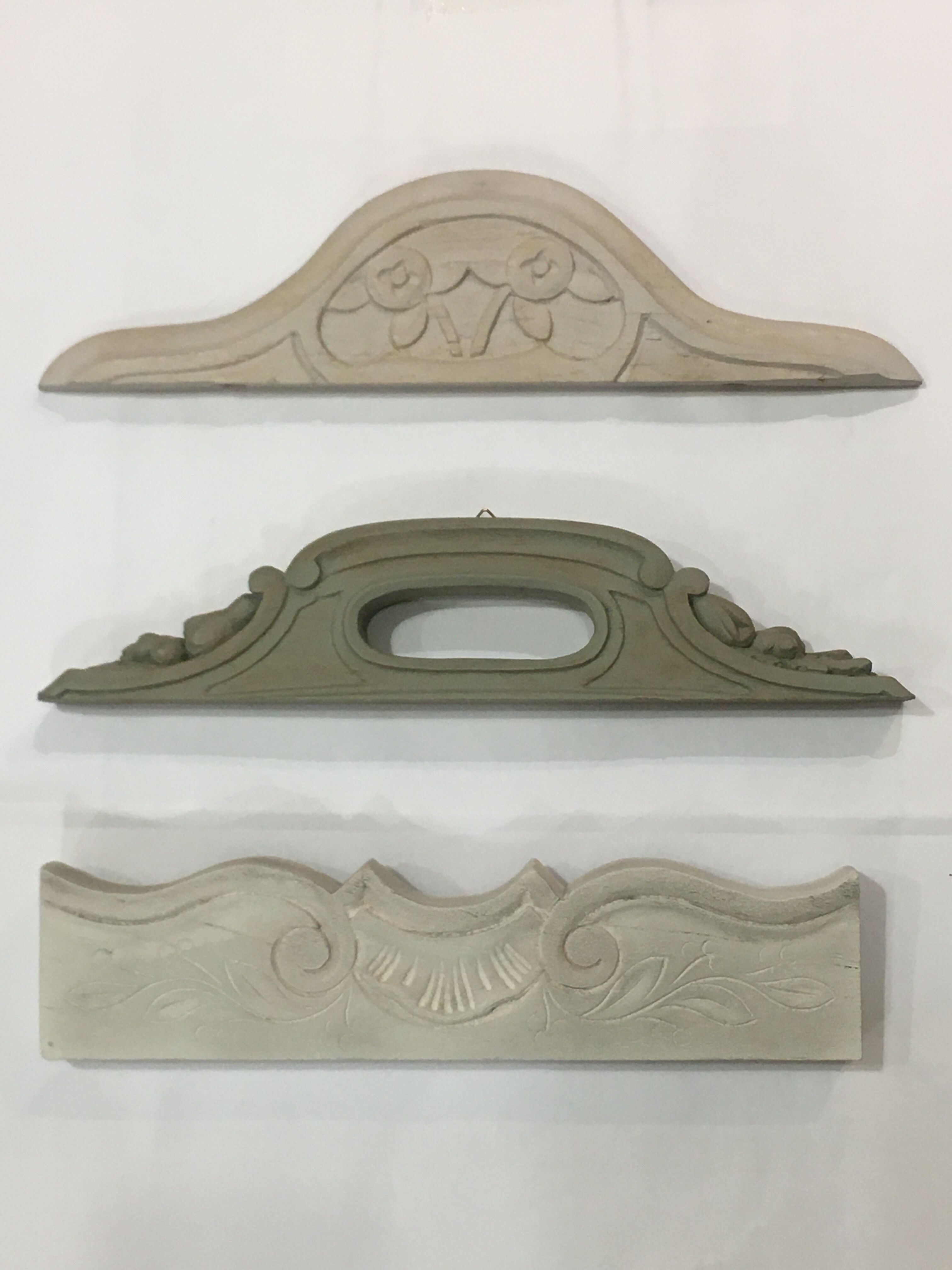 Frontons en bois peint