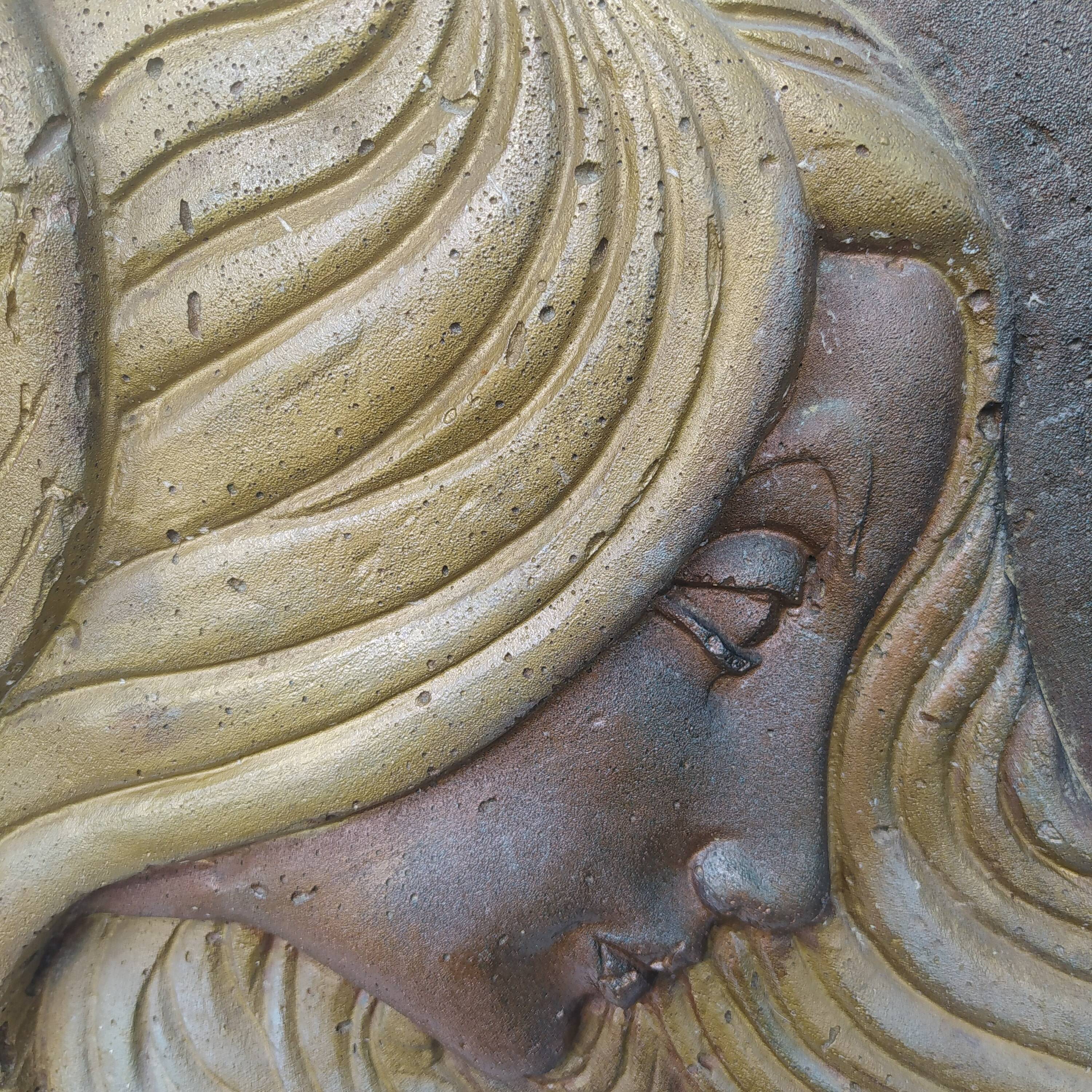 Bas relief en pierre style Art Déco, femme cheveux au vent
