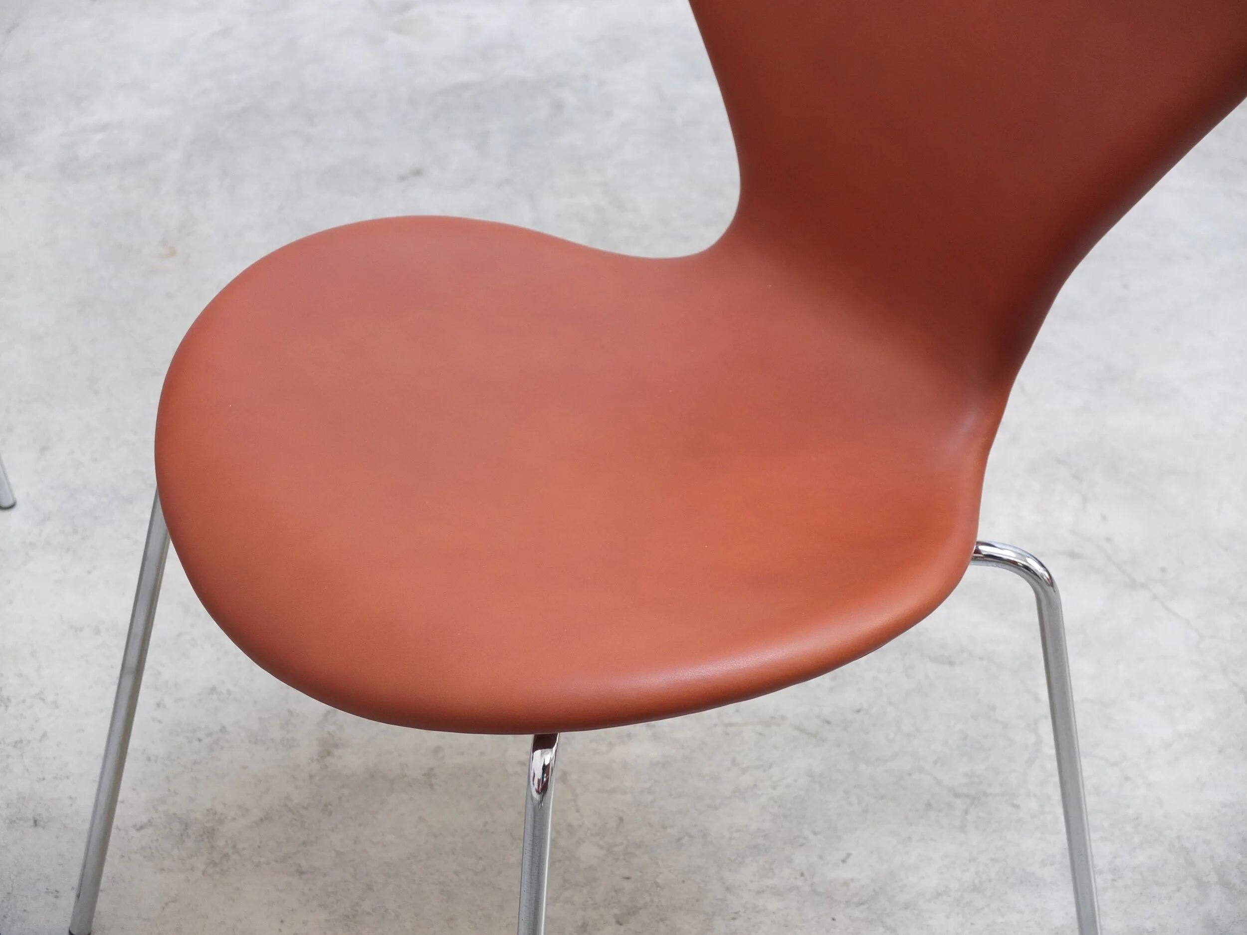 'Series 7' chairs in cognac leather by Arne Jacobsen for Fritz Hansen, 1955