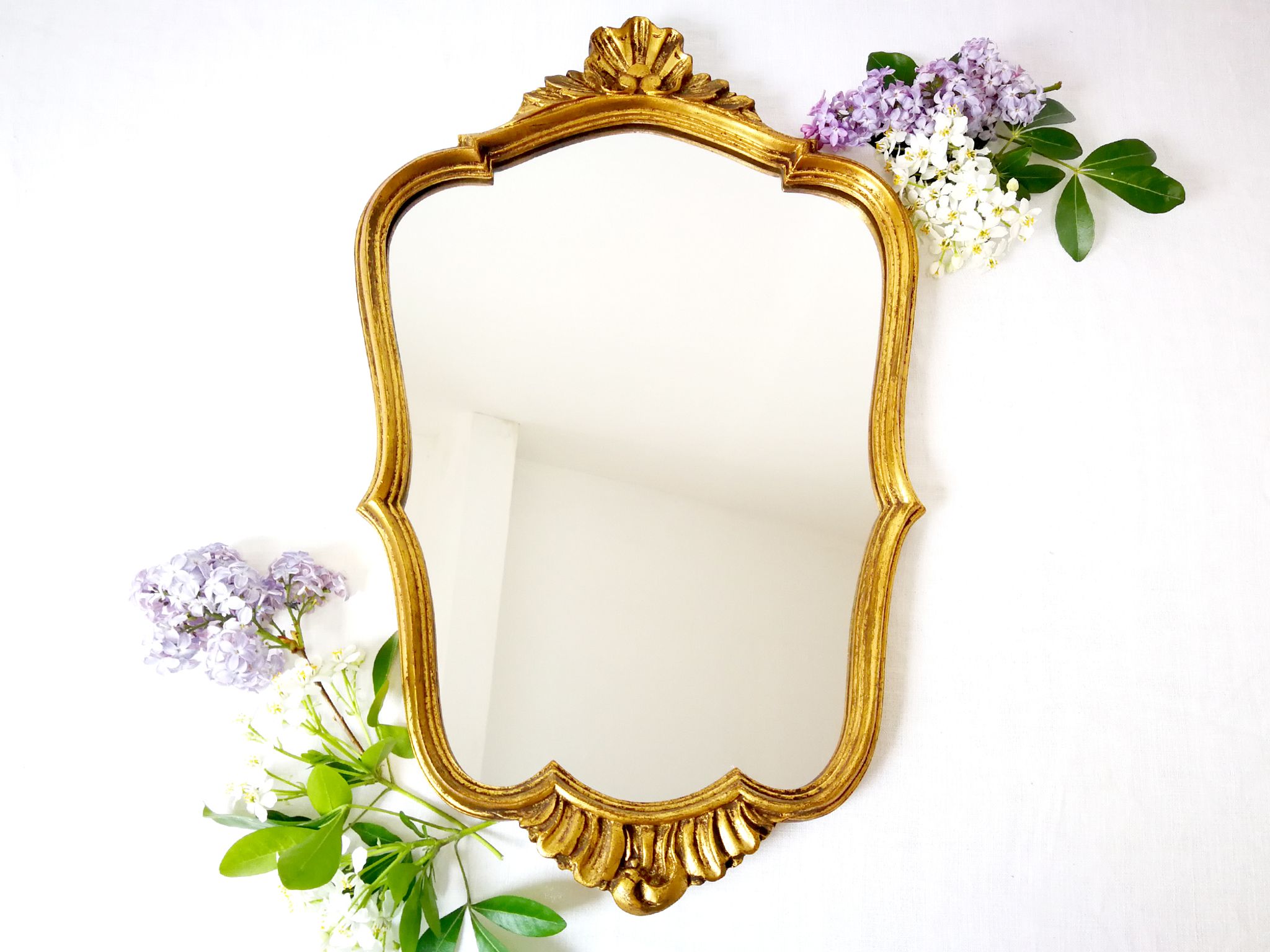 Baroque-style wall mirror / H49 cm x 30 cm /Decor shell and foliage / Golden with gold leaf