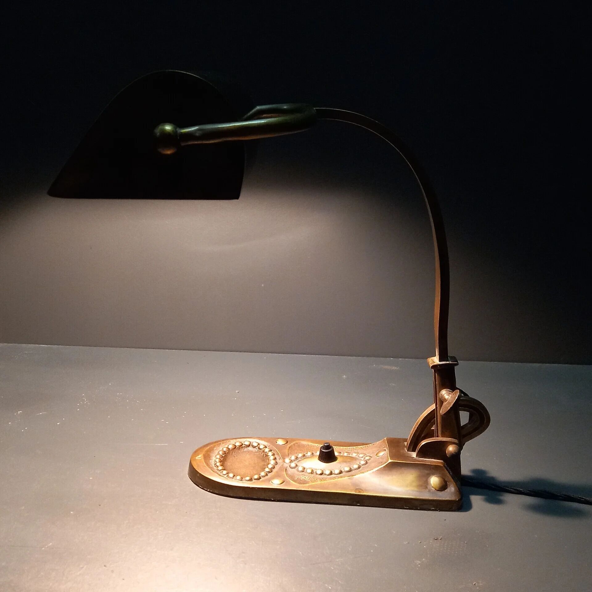 Antique brass Art Deco notary lamp/banker lamp