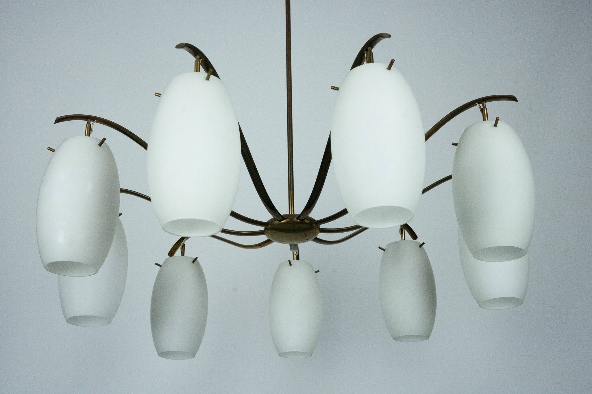 Rare lustre Arredoluce Monza à 9 lumières en laiton et verre opalin, Italie, 19