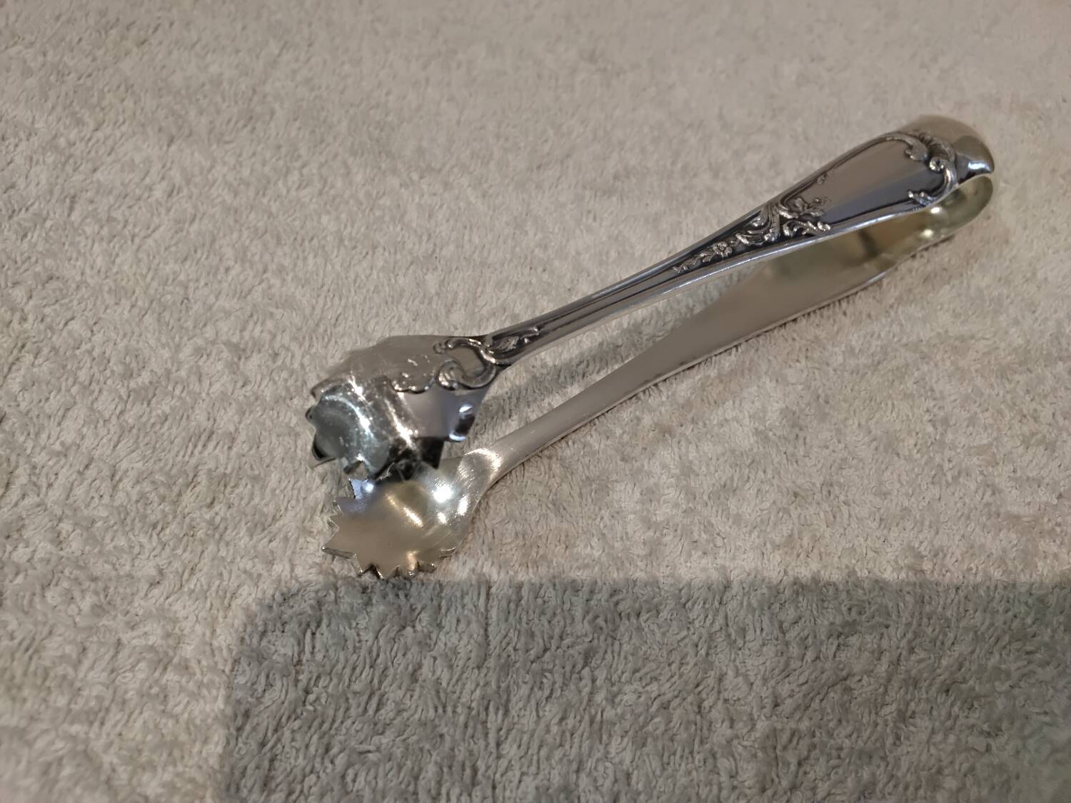 Silver-plated metal sugar tongs, Ercuis silversmith, Louis XV model, 29