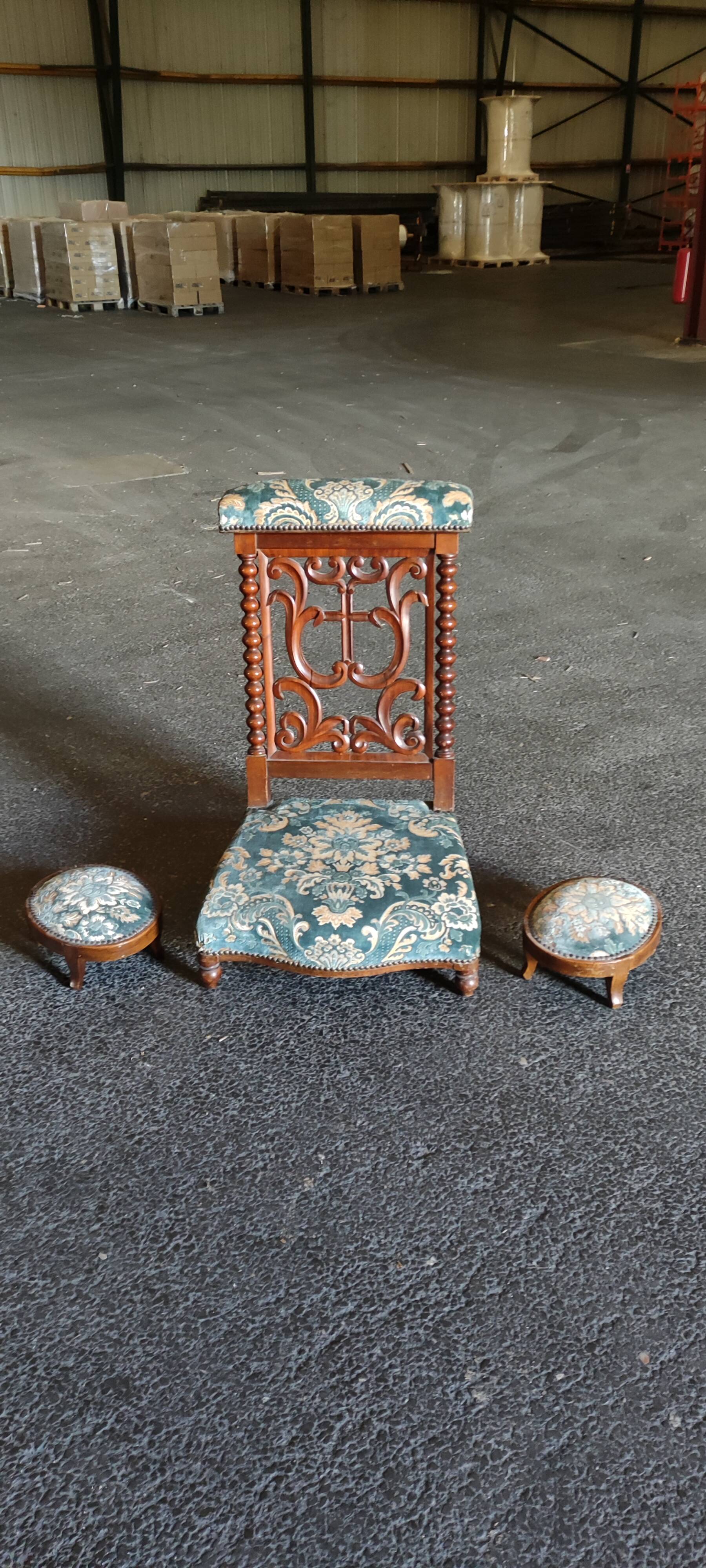 Pray to god in walnut from the 19th century and these foot rests.