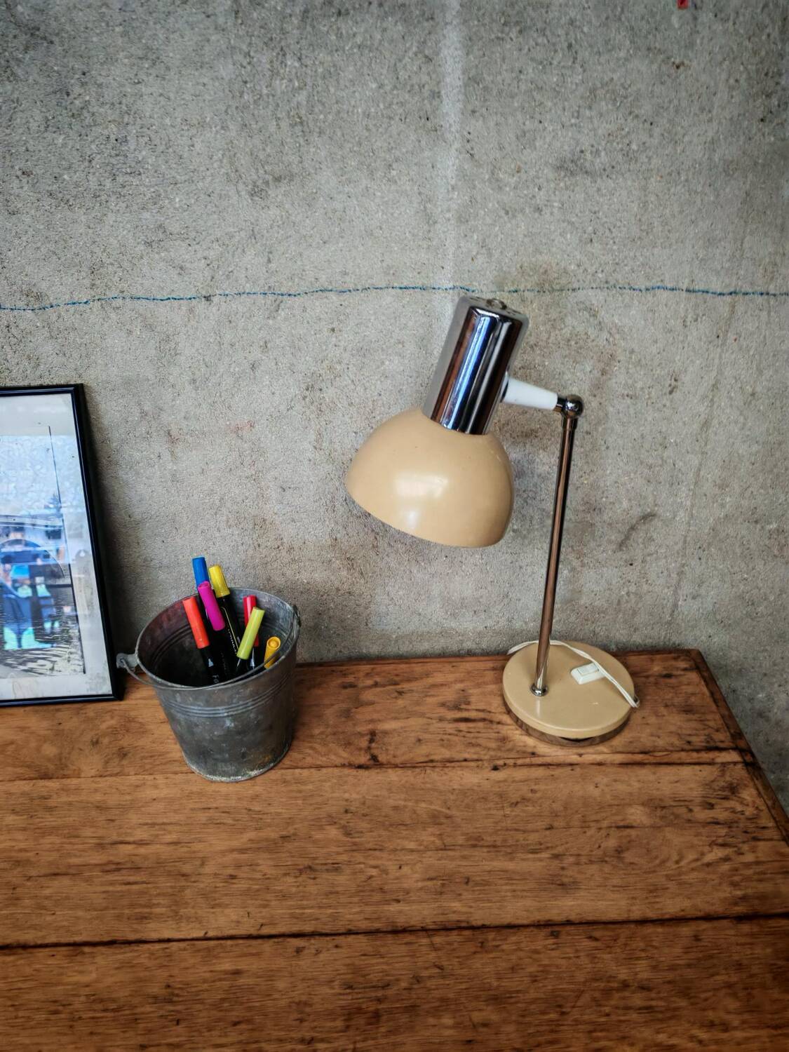 Table unique en bois avec piètement industriel métallique