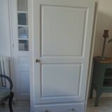 Armoire, penderie patinée gris perle finition cirée.