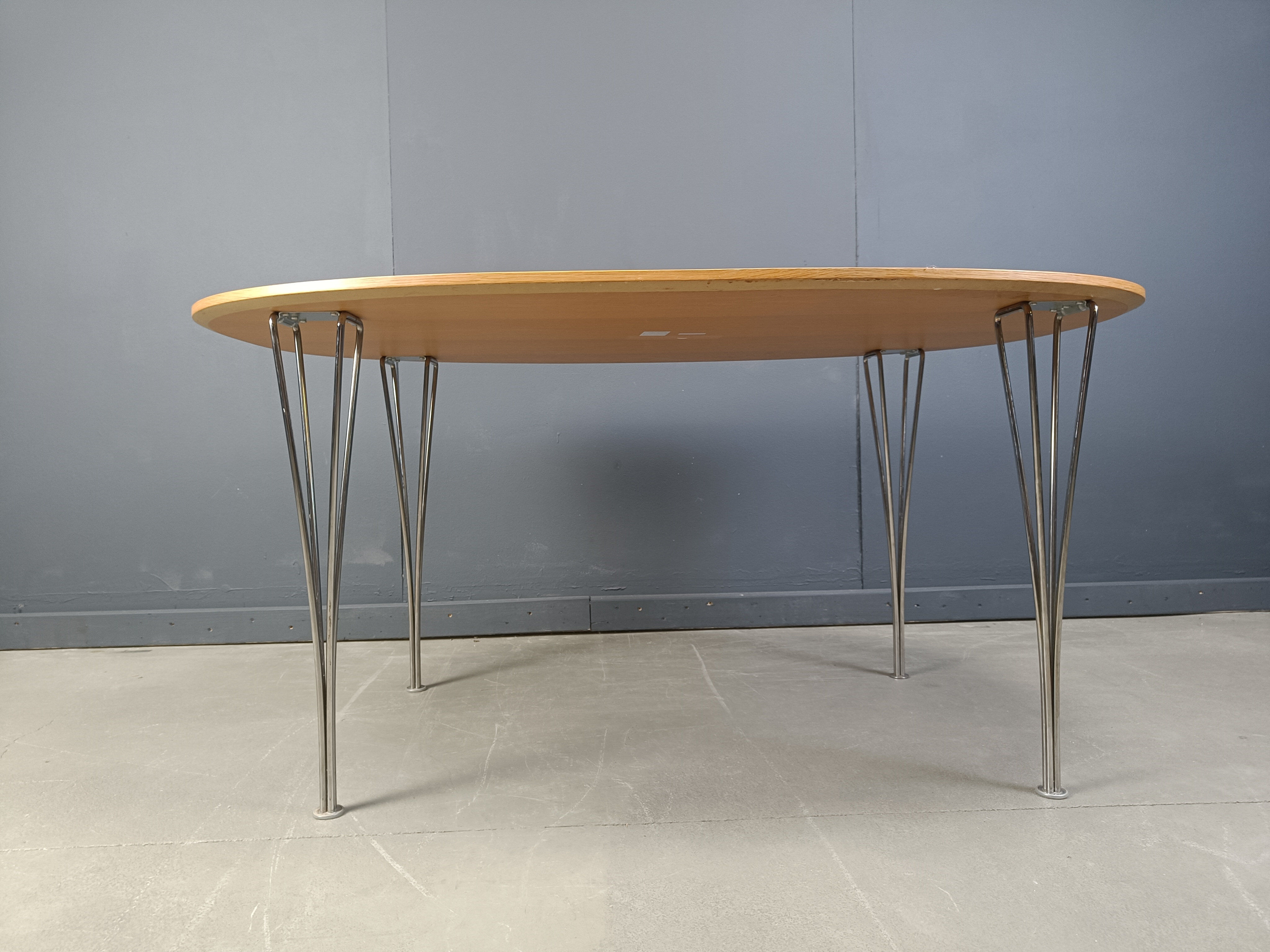 Table superellipse par Bruno Mathsson et Piet Hein pour Fritz Hansen